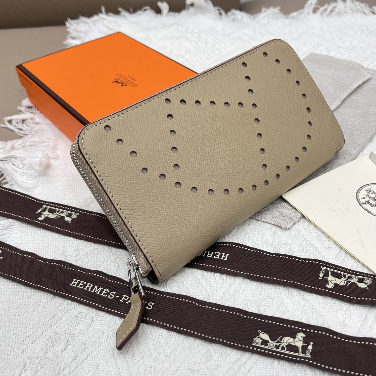 Hermès Constance Hand Palm Grain Leather Zip Around Wallet - Elegant & Stylish 3 a1660413253801 8287