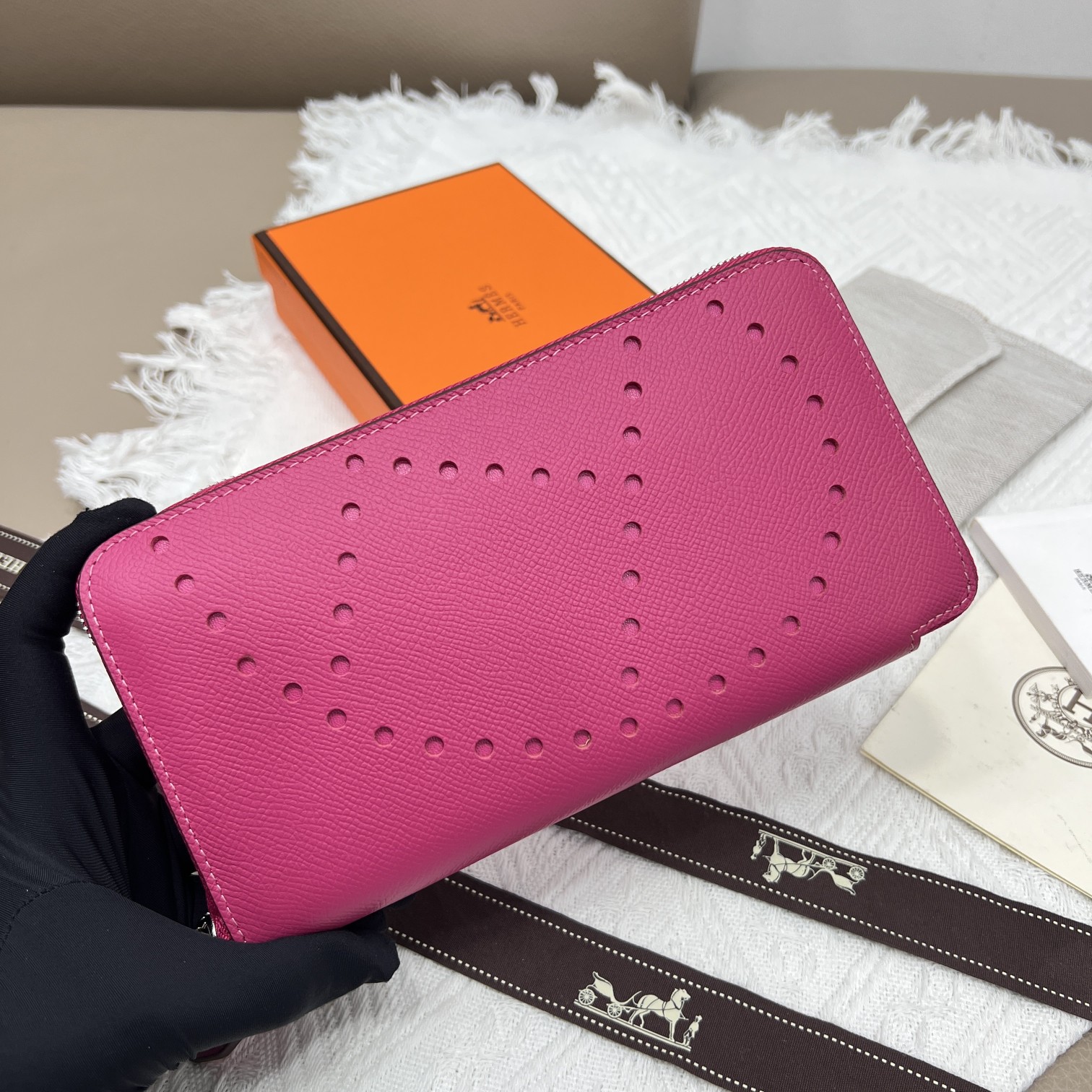 Hermès Constance Cartera con Cremallera de Piel Texturizada en Fucsia