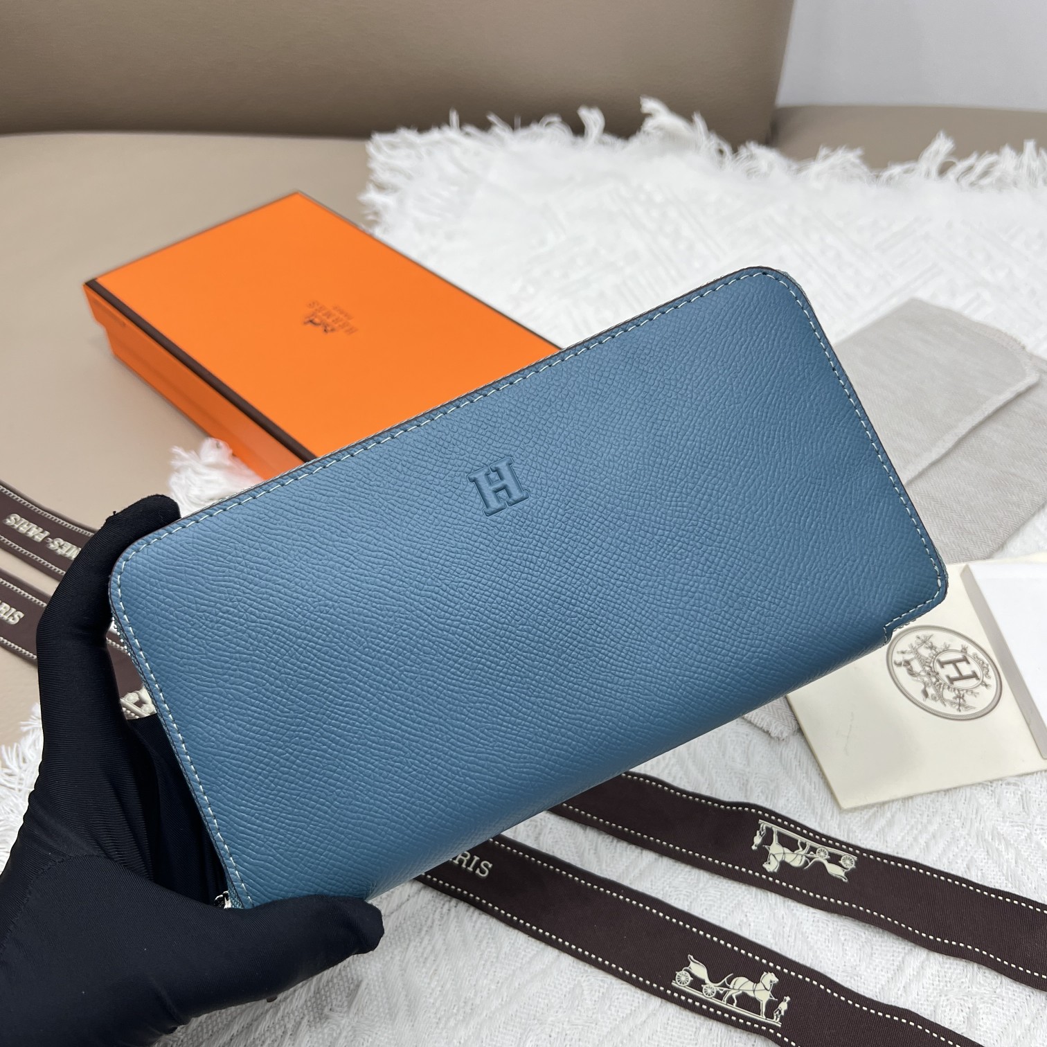 Portefeuille Constance Hermès en Cuir, Bleu Ciel, Fermeture Zippée et Détails Argentés