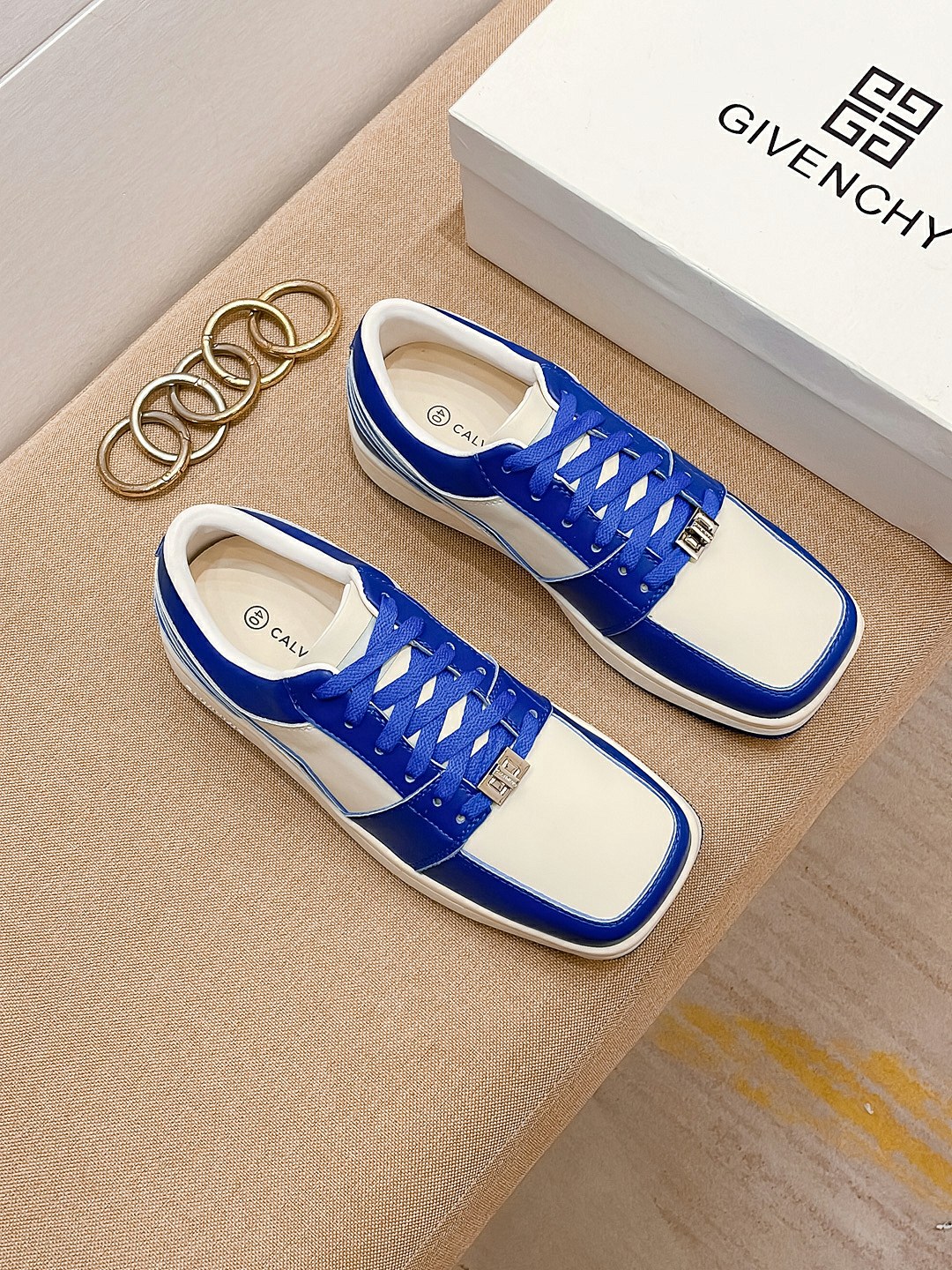 J0    Givenchy 纪梵希 男士运动休闲鞋，官网1：1复刻。面料采用进口光滑牛皮，，鞋舌饰金属4G 打孔LOGO，皮质垫脚，原版舒适大底，简约大气，时尚百搭，38-44码，多色可选。