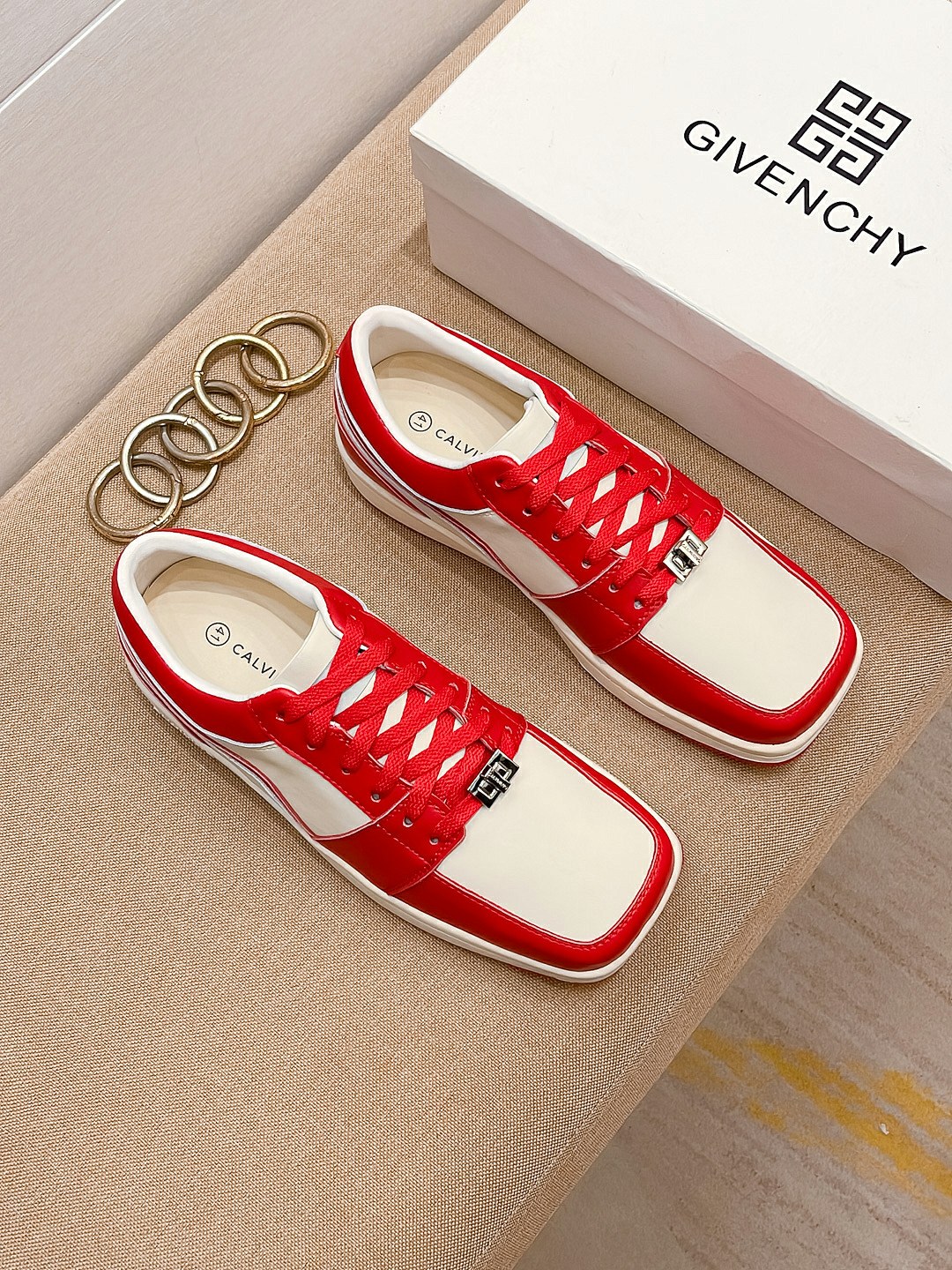 J0    Givenchy 纪梵希 男士运动休闲鞋，官网1：1复刻。面料采用进口光滑牛皮，，鞋舌饰金属4G 打孔LOGO，皮质垫脚，原版舒适大底，简约大气，时尚百搭，38-44码，多色可选。