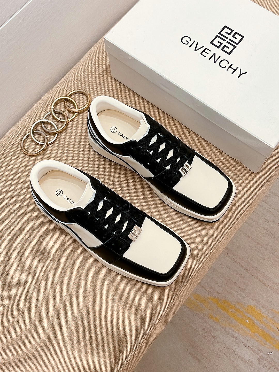 J0    Givenchy 纪梵希 男士运动休闲鞋，官网1：1复刻。面料采用进口光滑牛皮，，鞋舌饰金属4G 打孔LOGO，皮质垫脚，原版舒适大底，简约大气，时尚百搭，38-44码，多色可选。