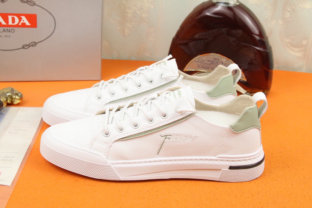 I5 高品质PRADA普拉达上市著名奢侈品牌，专柜同步更新，意大利男鞋时尚杂志季刊封面主推款鞋面采用意大利进口小牛皮，羊皮内里。原版防滑橡胶大底，上脚舒适有型。 细节无可挑剔。