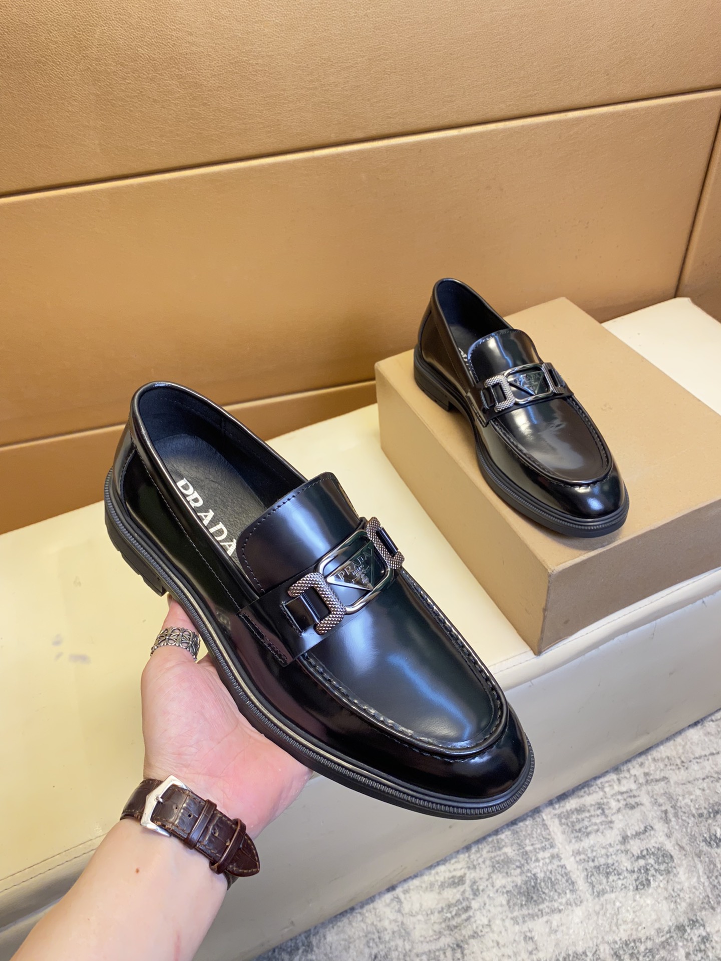 NO:533089,p【Pra ~】The Hong Kong counter reappears legend. The top layer of cowhide is embossed with the toe, and the fashion design is infinitely creative. The classic has fashionable elements. The upper is made of imported cowhide and heavy money, which makes it more prominent. The business series leather shoe design is suitable for various occasions. Formal shoes, rubber outsole. Size 38-44,,prada,cowhide19860909p【普拉～】香港专柜再现传奇.头层牛皮压纹 搭配鞋头时尚设计 无限创意.经典中带有时尚的元素.牛里,鞋面采用进口牛皮重金更显得更突出 商务系列皮鞋设计 适合出现各种场合 正装鞋 橡胶大底 .码数38-44,,prada,cowhide,Men's shoes