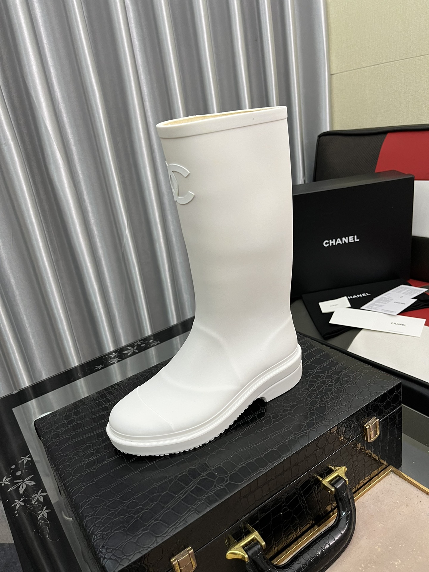 J0 女款香奈儿2022CHANEL官网同步最高靴 代购级别品质原版材料 5公分小粗跟 自带增高瘦腿效果上脚相当百搭秀气&鞋面:全粒面牛皮\/皮拼接布料&内里\/垫脚:进口羊皮&跟高: 5CM 筒高:15寸 &