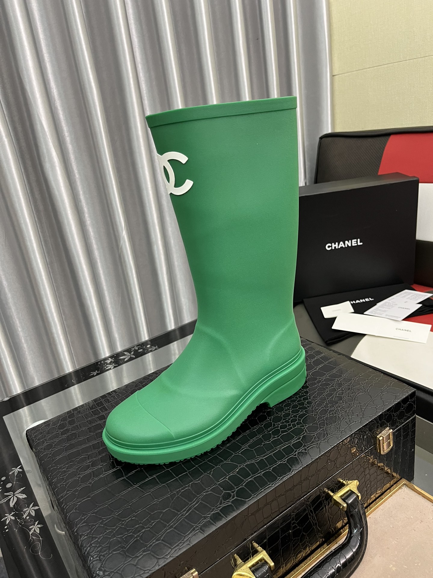 J0 女款香奈儿2022CHANEL官网同步最高靴 代购级别品质原版材料 5公分小粗跟 自带增高瘦腿效果上脚相当百搭秀气&鞋面:全粒面牛皮\/皮拼接布料&内里\/垫脚:进口羊皮&跟高: 5CM 筒高:15寸 &