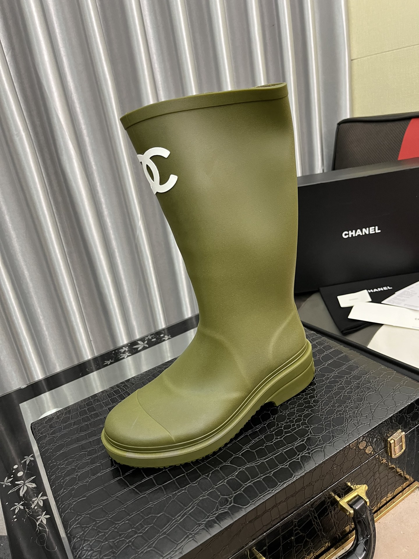 J0 女款香奈儿2022CHANEL官网同步最高靴 代购级别品质原版材料 5公分小粗跟 自带增高瘦腿效果上脚相当百搭秀气&鞋面:全粒面牛皮\/皮拼接布料&内里\/垫脚:进口羊皮&跟高: 5CM 筒高:15寸 &