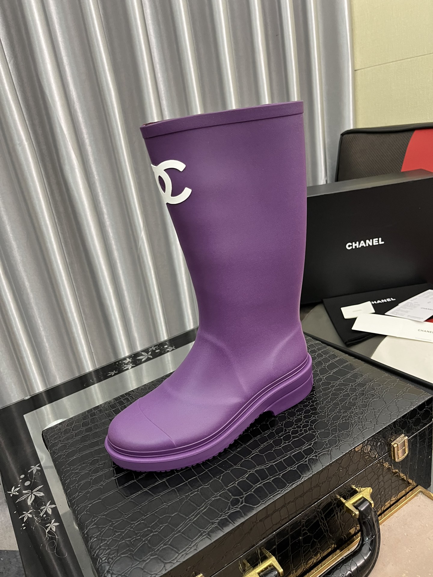 J0 女款香奈儿2022CHANEL官网同步最高靴 代购级别品质原版材料 5公分小粗跟 自带增高瘦腿效果上脚相当百搭秀气&鞋面:全粒面牛皮\/皮拼接布料&内里\/垫脚:进口羊皮&跟高: 5CM 筒高:15寸 &