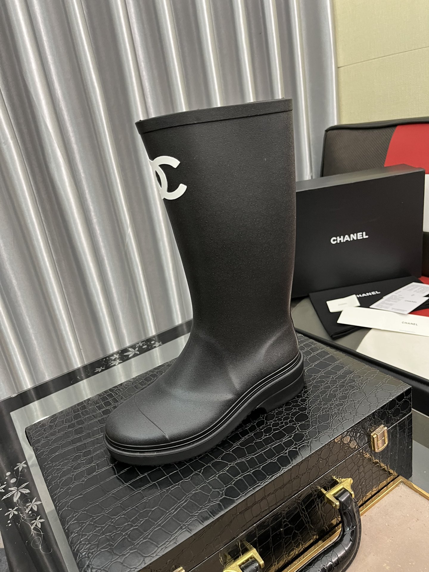 J0 女款香奈儿2022CHANEL官网同步最高靴 代购级别品质原版材料 5公分小粗跟 自带增高瘦腿效果上脚相当百搭秀气&鞋面:全粒面牛皮\/皮拼接布料&内里\/垫脚:进口羊皮&跟高: 5CM 筒高:15寸 &