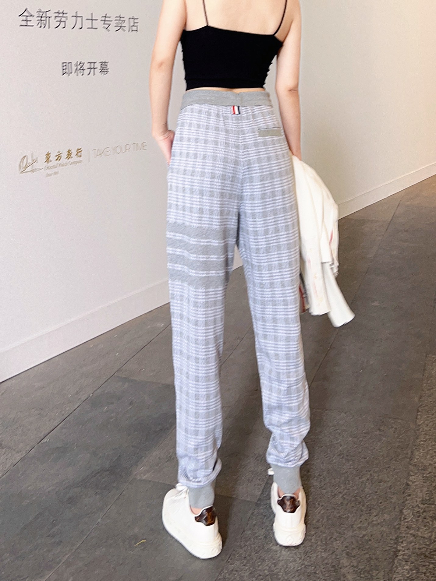 ThomBrowne/汤姆布朗 千鸟格提花条纹长裤 上身效果#