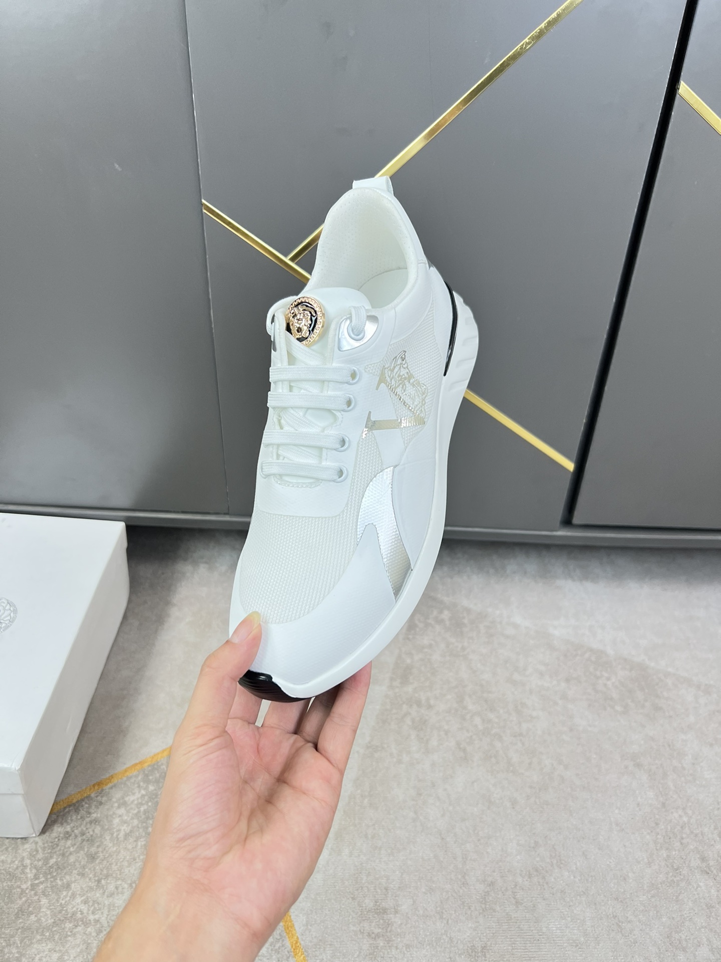 I5  VERSACE 范思哲  最新潮流男款.按专柜款1:1制作,面料采用意大利进口牛皮搭配专供面料打造进口羊皮内里.原版大底耐磨防滑.专柜级别版型,上脚效果完美.车工精湛.码数：38-44 两色可选