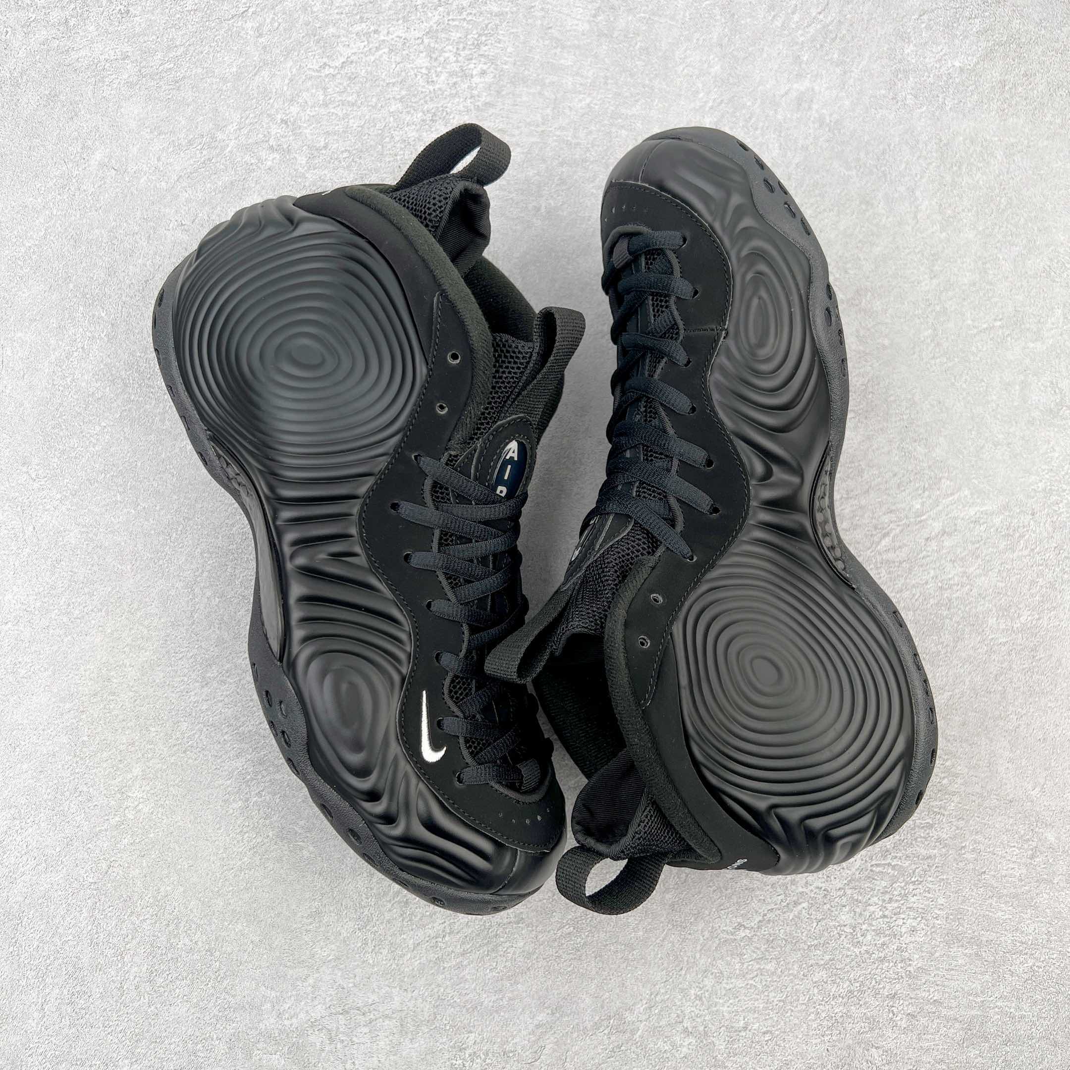 图片[3]-💰580 CDG x NK Air Foamposite One 黑色蚊香喷 货号：DJ7952-001 莞产原底面 公司渠道同模具 鞋型发泡360度无死角 双层Zoom气垫植入 中底完美注胶 搭载原厂碳纤维材质 诞生于1997年的NK Air Foamposite系列可以说是整个球鞋历史上最为经典的系列之一 也就是我们常说的“喷”和“泡” 其中“喷”由Foamposite One代言人Penny的英文音译而来 而“泡”则来源于另一款鞋型 Foamposite Pro中\”pro\”的音译 在诞生初期 由于高昂的造价以及超前的外形 Foamposite系列的反对者不在少数 甚至有人认为这款鞋会毁掉整个球鞋行业 但事实证明这双灵感来自于甲虫 自带“黑科技”鞋面以及双层Zoom+大块碳板的太空球鞋不仅受到了大众的接受与追捧 并且成功的影响了篮球鞋的发展 SIZE：38.5 39 40 40.5 41 42 42.5 43 44 44.5 45 46 编码：by6936040-运动鞋