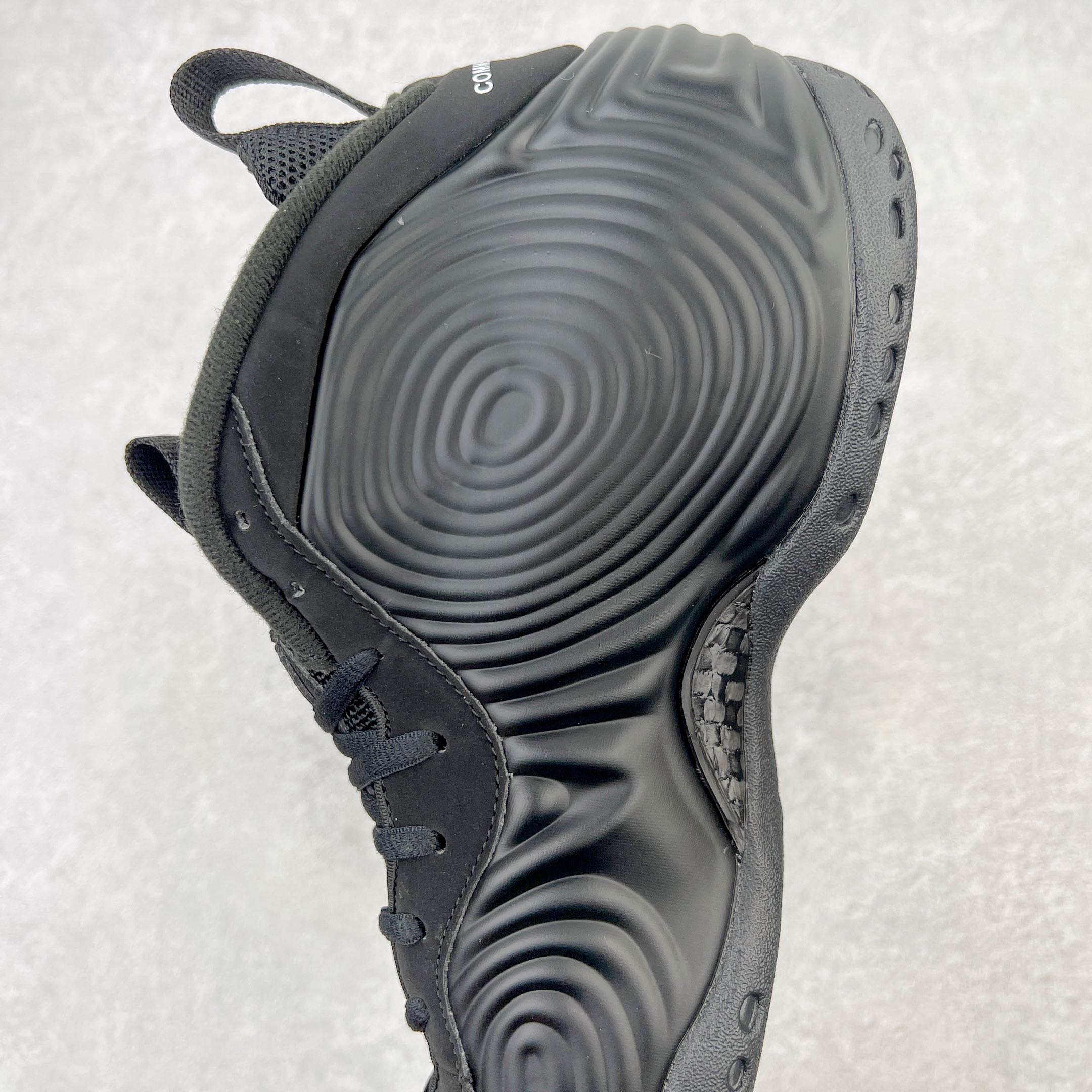 图片[7]-💰580 CDG x NK Air Foamposite One 黑色蚊香喷 货号：DJ7952-001 莞产原底面 公司渠道同模具 鞋型发泡360度无死角 双层Zoom气垫植入 中底完美注胶 搭载原厂碳纤维材质 诞生于1997年的NK Air Foamposite系列可以说是整个球鞋历史上最为经典的系列之一 也就是我们常说的“喷”和“泡” 其中“喷”由Foamposite One代言人Penny的英文音译而来 而“泡”则来源于另一款鞋型 Foamposite Pro中\”pro\”的音译 在诞生初期 由于高昂的造价以及超前的外形 Foamposite系列的反对者不在少数 甚至有人认为这款鞋会毁掉整个球鞋行业 但事实证明这双灵感来自于甲虫 自带“黑科技”鞋面以及双层Zoom+大块碳板的太空球鞋不仅受到了大众的接受与追捧 并且成功的影响了篮球鞋的发展 SIZE：38.5 39 40 40.5 41 42 42.5 43 44 44.5 45 46 编码：by6936040-运动鞋