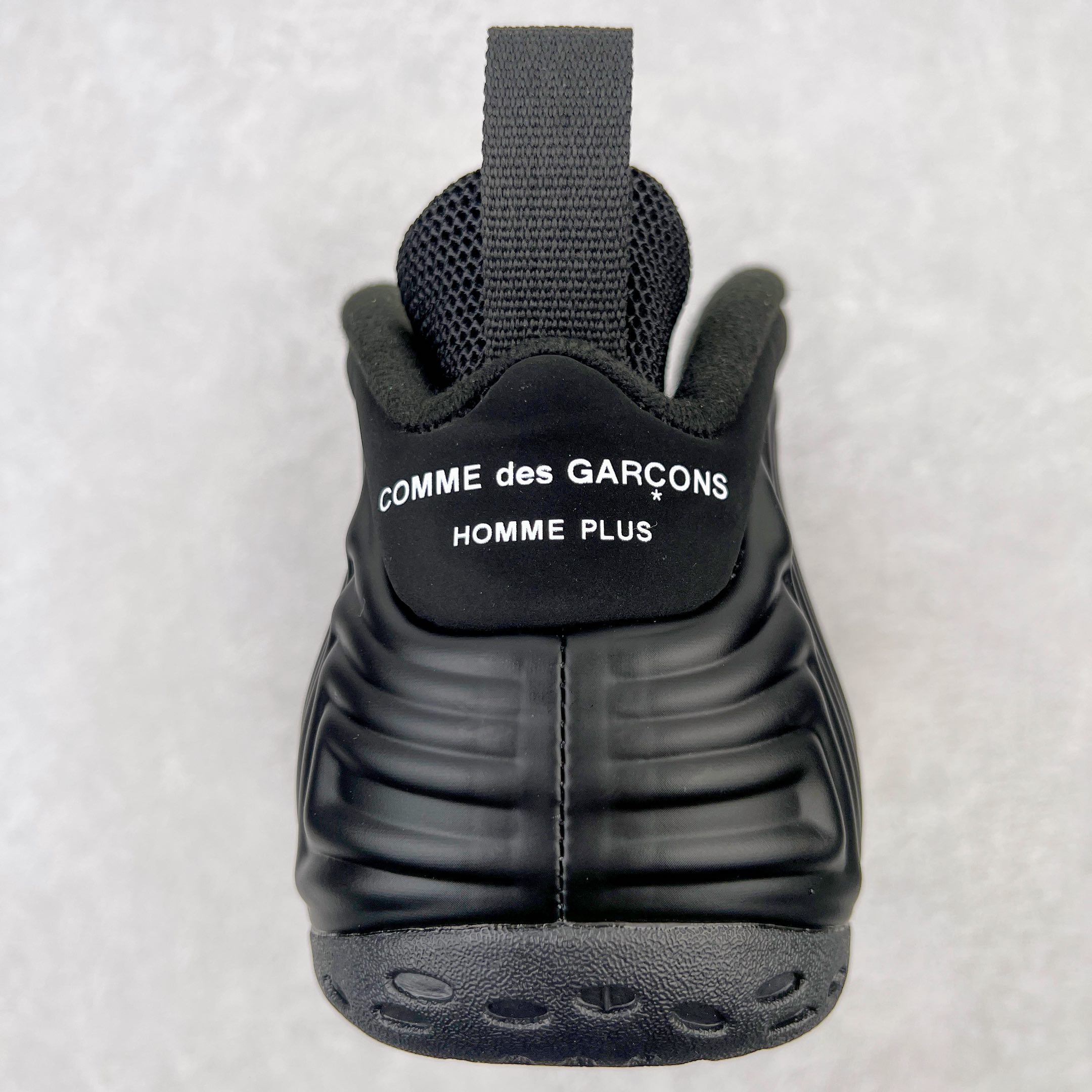 图片[8]-💰580 CDG x NK Air Foamposite One 黑色蚊香喷 货号：DJ7952-001 莞产原底面 公司渠道同模具 鞋型发泡360度无死角 双层Zoom气垫植入 中底完美注胶 搭载原厂碳纤维材质 诞生于1997年的NK Air Foamposite系列可以说是整个球鞋历史上最为经典的系列之一 也就是我们常说的“喷”和“泡” 其中“喷”由Foamposite One代言人Penny的英文音译而来 而“泡”则来源于另一款鞋型 Foamposite Pro中\”pro\”的音译 在诞生初期 由于高昂的造价以及超前的外形 Foamposite系列的反对者不在少数 甚至有人认为这款鞋会毁掉整个球鞋行业 但事实证明这双灵感来自于甲虫 自带“黑科技”鞋面以及双层Zoom+大块碳板的太空球鞋不仅受到了大众的接受与追捧 并且成功的影响了篮球鞋的发展 SIZE：38.5 39 40 40.5 41 42 42.5 43 44 44.5 45 46 编码：by6936040-运动鞋