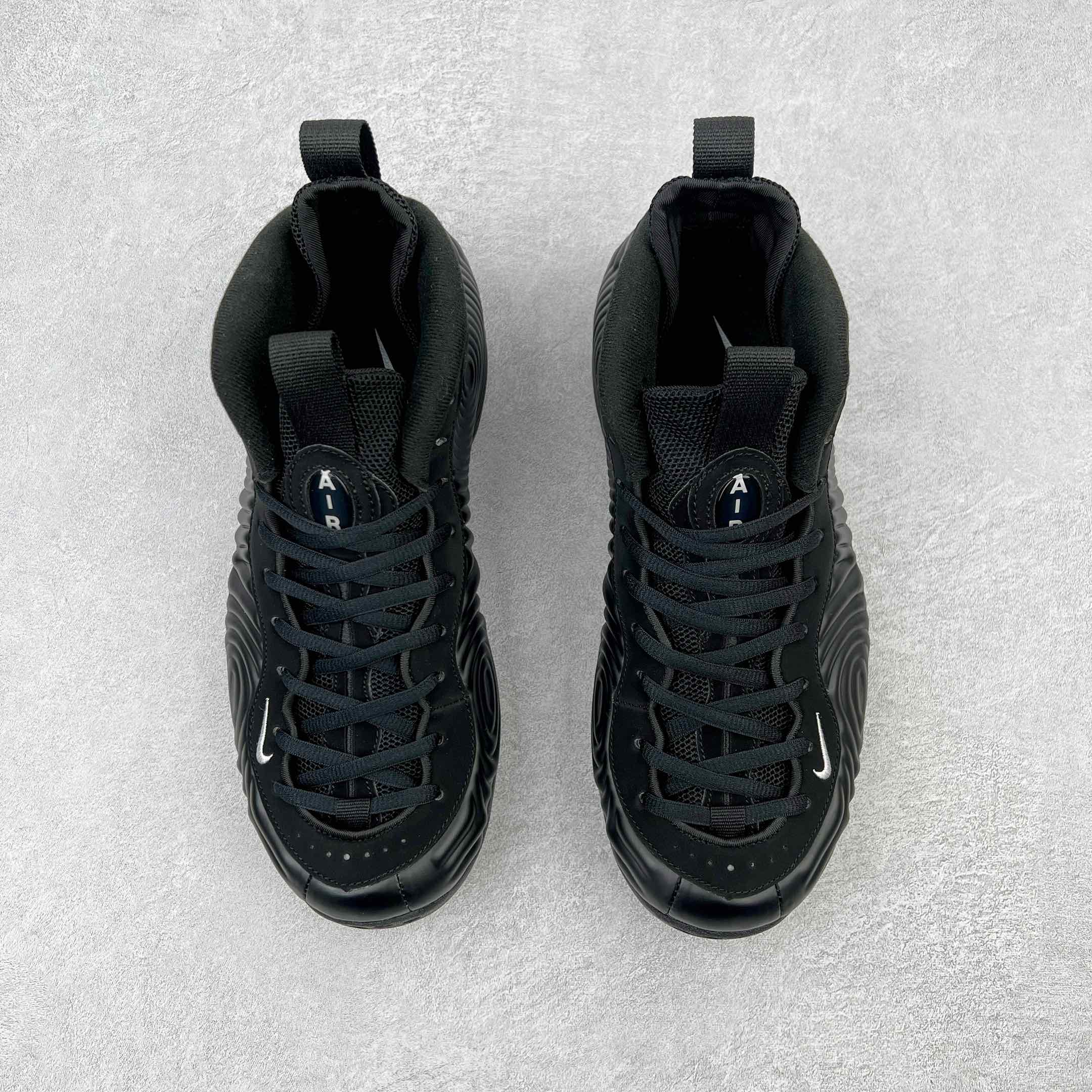 图片[2]-💰580 CDG x NK Air Foamposite One 黑色蚊香喷 货号：DJ7952-001 莞产原底面 公司渠道同模具 鞋型发泡360度无死角 双层Zoom气垫植入 中底完美注胶 搭载原厂碳纤维材质 诞生于1997年的NK Air Foamposite系列可以说是整个球鞋历史上最为经典的系列之一 也就是我们常说的“喷”和“泡” 其中“喷”由Foamposite One代言人Penny的英文音译而来 而“泡”则来源于另一款鞋型 Foamposite Pro中\”pro\”的音译 在诞生初期 由于高昂的造价以及超前的外形 Foamposite系列的反对者不在少数 甚至有人认为这款鞋会毁掉整个球鞋行业 但事实证明这双灵感来自于甲虫 自带“黑科技”鞋面以及双层Zoom+大块碳板的太空球鞋不仅受到了大众的接受与追捧 并且成功的影响了篮球鞋的发展 SIZE：38.5 39 40 40.5 41 42 42.5 43 44 44.5 45 46 编码：by6936040-运动鞋