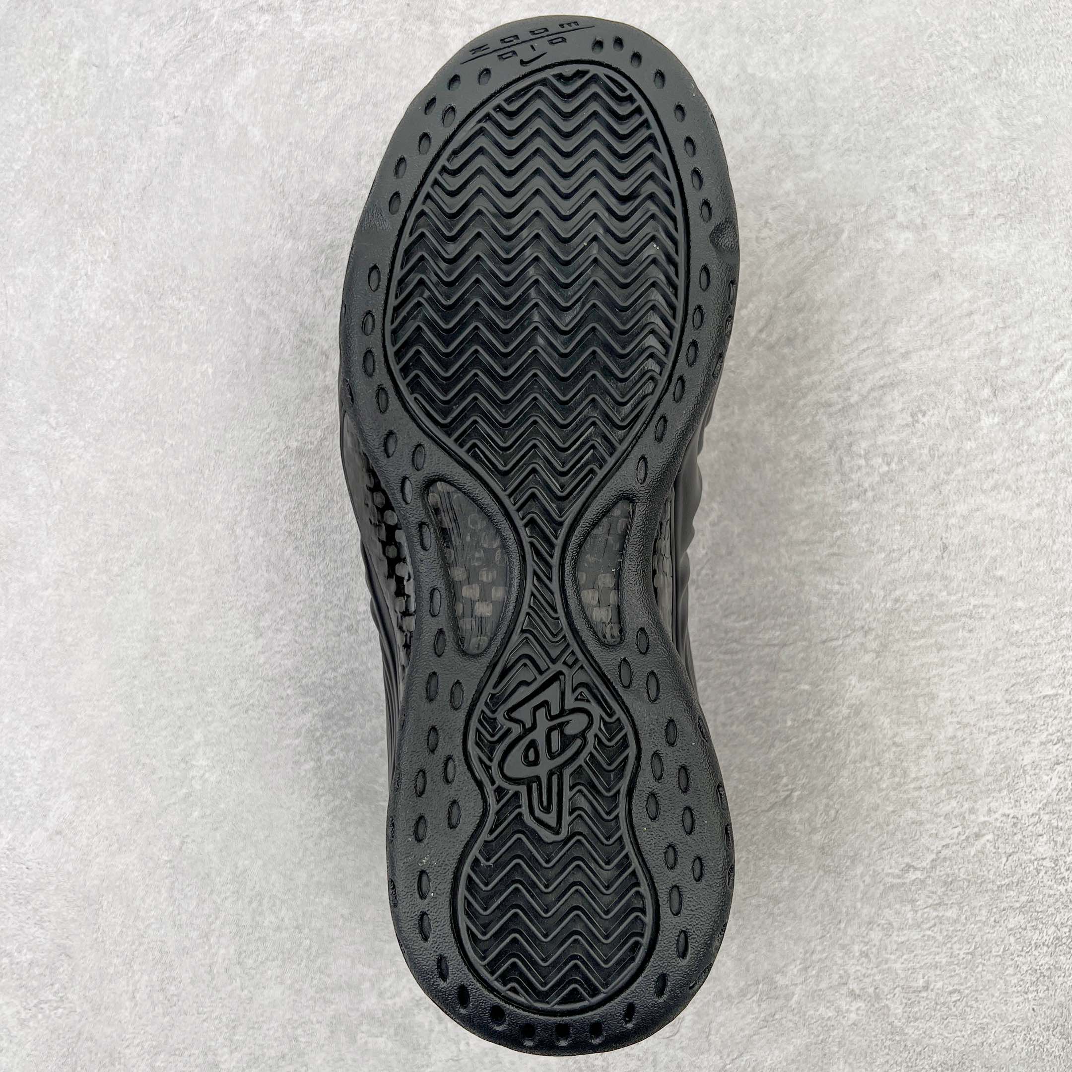 图片[9]-💰580 CDG x NK Air Foamposite One 黑色蚊香喷 货号：DJ7952-001 莞产原底面 公司渠道同模具 鞋型发泡360度无死角 双层Zoom气垫植入 中底完美注胶 搭载原厂碳纤维材质 诞生于1997年的NK Air Foamposite系列可以说是整个球鞋历史上最为经典的系列之一 也就是我们常说的“喷”和“泡” 其中“喷”由Foamposite One代言人Penny的英文音译而来 而“泡”则来源于另一款鞋型 Foamposite Pro中\”pro\”的音译 在诞生初期 由于高昂的造价以及超前的外形 Foamposite系列的反对者不在少数 甚至有人认为这款鞋会毁掉整个球鞋行业 但事实证明这双灵感来自于甲虫 自带“黑科技”鞋面以及双层Zoom+大块碳板的太空球鞋不仅受到了大众的接受与追捧 并且成功的影响了篮球鞋的发展 SIZE：38.5 39 40 40.5 41 42 42.5 43 44 44.5 45 46 编码：by6936040-运动鞋