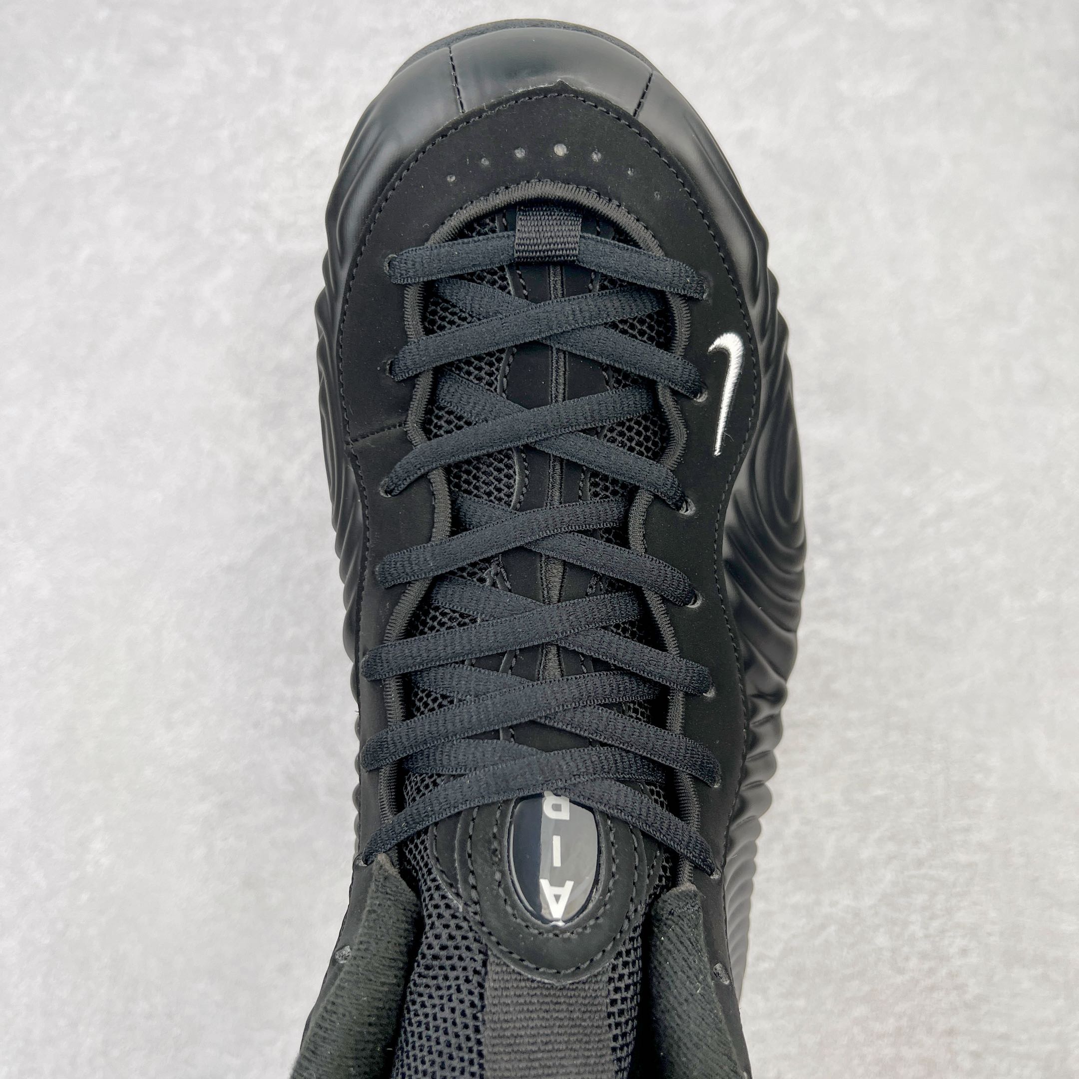 图片[4]-💰580 CDG x NK Air Foamposite One 黑色蚊香喷 货号：DJ7952-001 莞产原底面 公司渠道同模具 鞋型发泡360度无死角 双层Zoom气垫植入 中底完美注胶 搭载原厂碳纤维材质 诞生于1997年的NK Air Foamposite系列可以说是整个球鞋历史上最为经典的系列之一 也就是我们常说的“喷”和“泡” 其中“喷”由Foamposite One代言人Penny的英文音译而来 而“泡”则来源于另一款鞋型 Foamposite Pro中\”pro\”的音译 在诞生初期 由于高昂的造价以及超前的外形 Foamposite系列的反对者不在少数 甚至有人认为这款鞋会毁掉整个球鞋行业 但事实证明这双灵感来自于甲虫 自带“黑科技”鞋面以及双层Zoom+大块碳板的太空球鞋不仅受到了大众的接受与追捧 并且成功的影响了篮球鞋的发展 SIZE：38.5 39 40 40.5 41 42 42.5 43 44 44.5 45 46 编码：by6936040-运动鞋