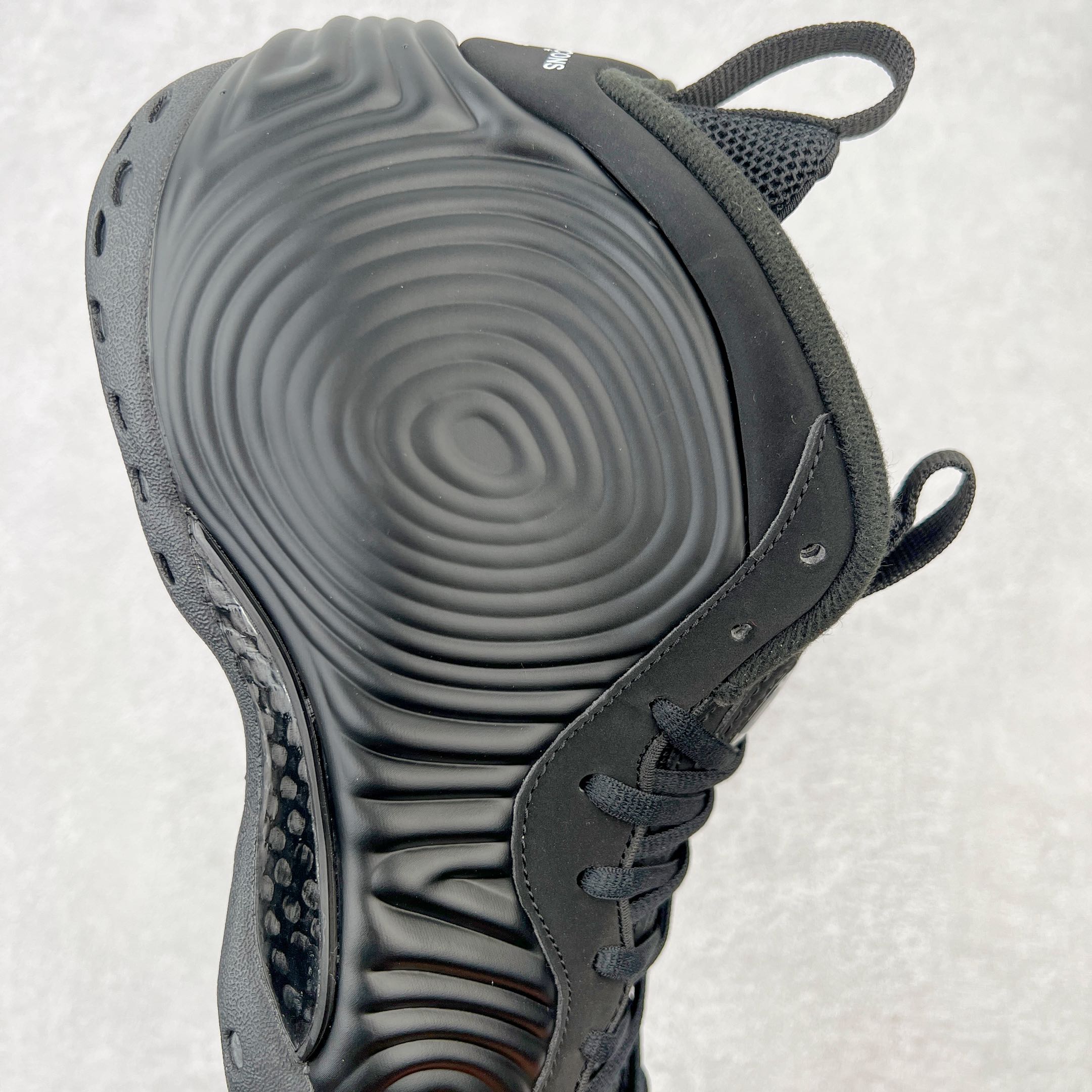 图片[6]-💰580 CDG x NK Air Foamposite One 黑色蚊香喷 货号：DJ7952-001 莞产原底面 公司渠道同模具 鞋型发泡360度无死角 双层Zoom气垫植入 中底完美注胶 搭载原厂碳纤维材质 诞生于1997年的NK Air Foamposite系列可以说是整个球鞋历史上最为经典的系列之一 也就是我们常说的“喷”和“泡” 其中“喷”由Foamposite One代言人Penny的英文音译而来 而“泡”则来源于另一款鞋型 Foamposite Pro中\”pro\”的音译 在诞生初期 由于高昂的造价以及超前的外形 Foamposite系列的反对者不在少数 甚至有人认为这款鞋会毁掉整个球鞋行业 但事实证明这双灵感来自于甲虫 自带“黑科技”鞋面以及双层Zoom+大块碳板的太空球鞋不仅受到了大众的接受与追捧 并且成功的影响了篮球鞋的发展 SIZE：38.5 39 40 40.5 41 42 42.5 43 44 44.5 45 46 编码：by6936040-运动鞋