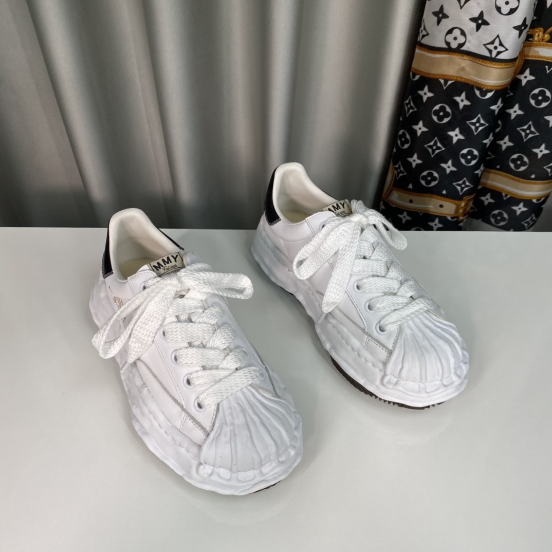 💰380 【MMY】三原康裕，贝壳头春季新款，品牌订单，原单品质🌈
 设计师大胆构思，结合时代潮流气息，完美出炉。超级舒适百搭，全新运动风格设计，堪称完美，众多明星网红为他代言☄️
材质：鞋面原版定制头层丝绸牛皮。
内里：丝绸羊皮里，
大底：原开模钢印EVA组合大底
•┈┈┈┈┈┈★┈┈┈┈┈┈┈•
码数：女35～39（34、40、定做不退换）
            男39～44（38、45、定做不退换）
         全套专柜原包装