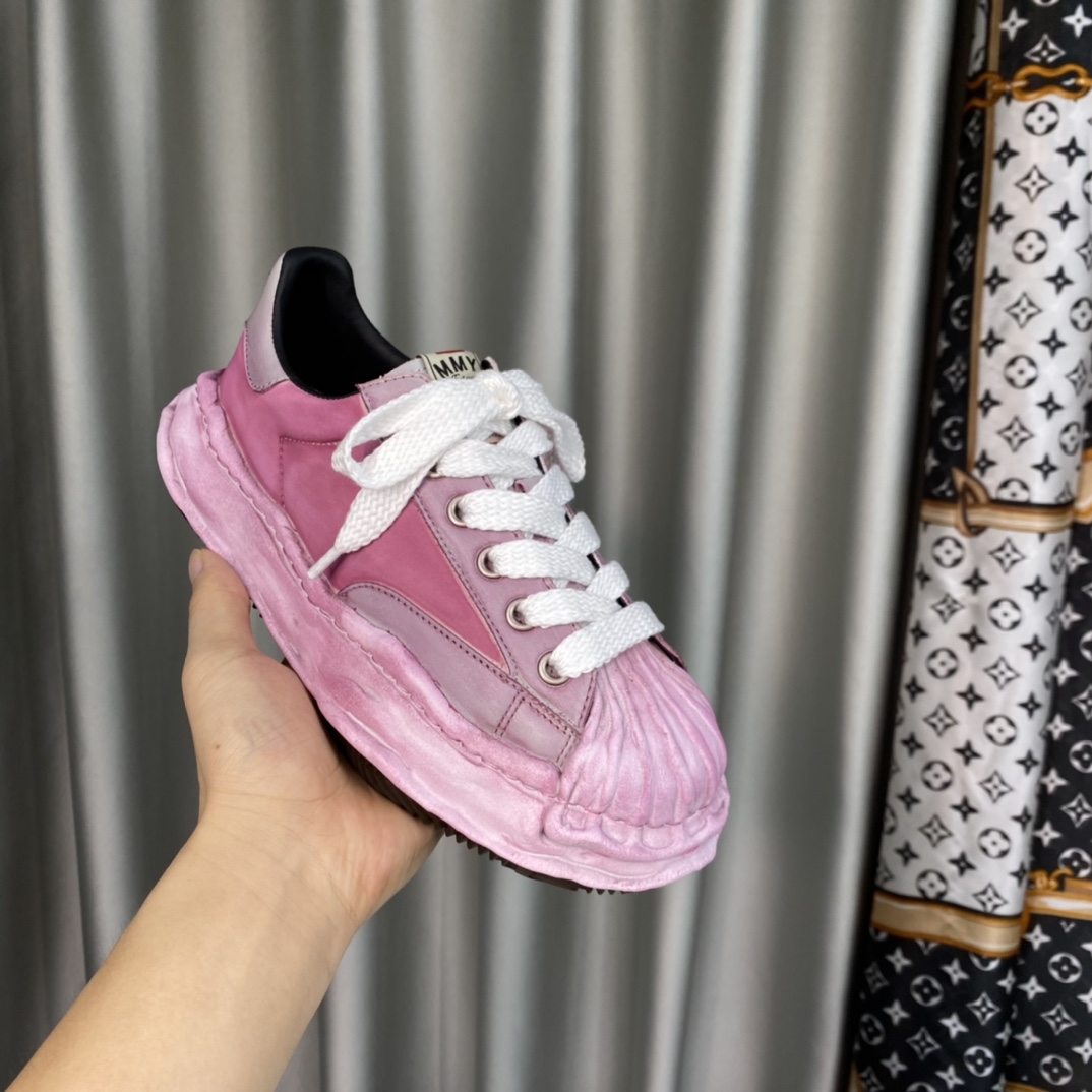 💰350 【MMY】三原康裕，贝壳头春季新款，品牌订单，原单品质🌈
 设计师大胆构思，结合时代潮流气息，完美出炉。超级舒适百搭，全新运动风格设计，堪称完美，众多明星网红为他代言☄️
材质：鞋面原版定制头层丝绸牛皮。
内里：丝绸羊皮里，
大底：原开模钢印EVA组合大底
•┈┈┈┈┈┈★┈┈┈┈┈┈┈•
码数：女35～39（34、40、定做不退换）
            男39～44（38、45、定做不退换）
         全套专柜原包装