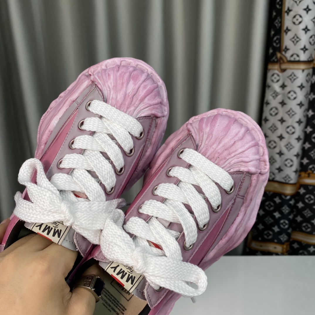 💰350 【MMY】三原康裕，贝壳头春季新款，品牌订单，原单品质🌈
 设计师大胆构思，结合时代潮流气息，完美出炉。超级舒适百搭，全新运动风格设计，堪称完美，众多明星网红为他代言☄️
材质：鞋面原版定制头层丝绸牛皮。
内里：丝绸羊皮里，
大底：原开模钢印EVA组合大底
•┈┈┈┈┈┈★┈┈┈┈┈┈┈•
码数：女35～39（34、40、定做不退换）
            男39～44（38、45、定做不退换）
         全套专柜原包装