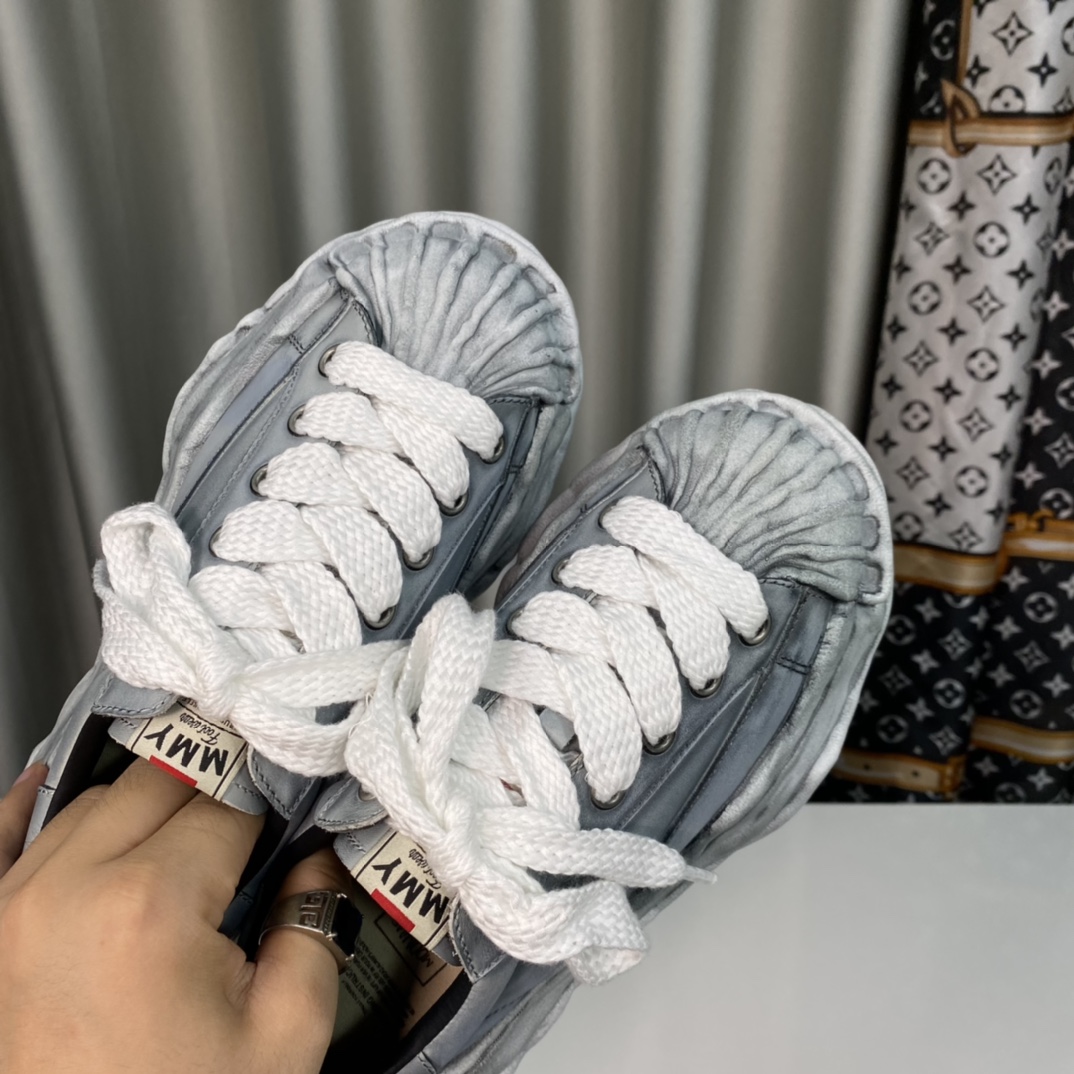 💰350 【MMY】三原康裕，贝壳头春季新款，品牌订单，原单品质🌈
 设计师大胆构思，结合时代潮流气息，完美出炉。超级舒适百搭，全新运动风格设计，堪称完美，众多明星网红为他代言☄️
材质：鞋面原版定制头层丝绸牛皮。
内里：丝绸羊皮里，
大底：原开模钢印EVA组合大底
•┈┈┈┈┈┈★┈┈┈┈┈┈┈•
码数：女35～39（34、40、定做不退换）
            男39～44（38、45、定做不退换）
         全套专柜原包装