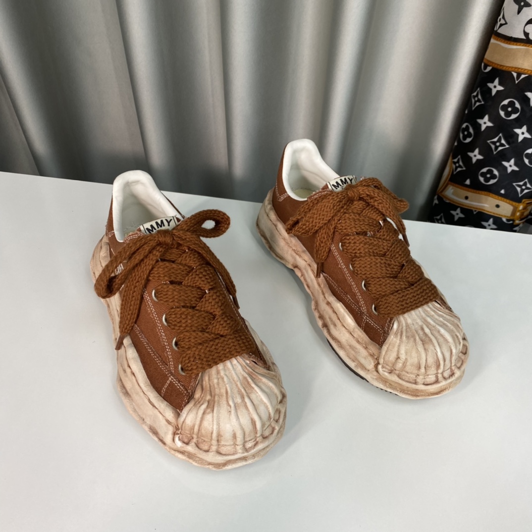 💰350 【MMY】三原康裕，贝壳头春季新款，品牌订单，原单品质🌈
设计师大胆构思，结合时代潮流气息，完美出炉。超级舒适百搭，全新运动风格设计，堪称完美，众多明星网红为他代言☄️
材质：鞋面原版定太空莫尼卡帆布！
内里：原版羊皮里拼接科技布、
大底：原开模钢印EVA组合大底
•┈┈┈┈┈┈★┈┈┈┈┈┈┈•
码数：女35～39（34、40、定做不退换）
            男39～44（38、45、定做不退换）
         全套专柜原包装