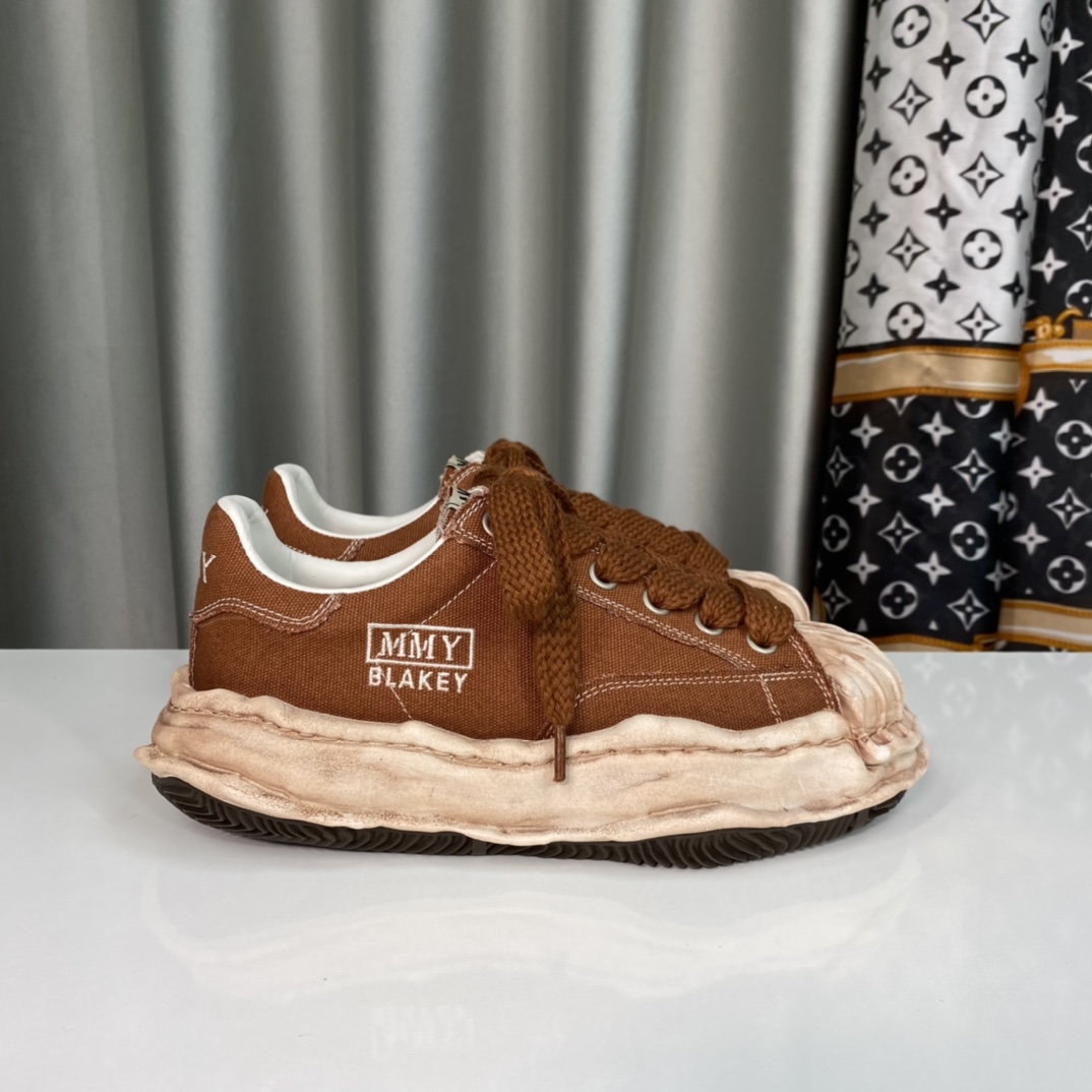 💰350 【MMY】三原康裕，贝壳头春季新款，品牌订单，原单品质🌈
设计师大胆构思，结合时代潮流气息，完美出炉。超级舒适百搭，全新运动风格设计，堪称完美，众多明星网红为他代言☄️
材质：鞋面原版定太空莫尼卡帆布！
内里：原版羊皮里拼接科技布、
大底：原开模钢印EVA组合大底
•┈┈┈┈┈┈★┈┈┈┈┈┈┈•
码数：女35～39（34、40、定做不退换）
            男39～44（38、45、定做不退换）
         全套专柜原包装