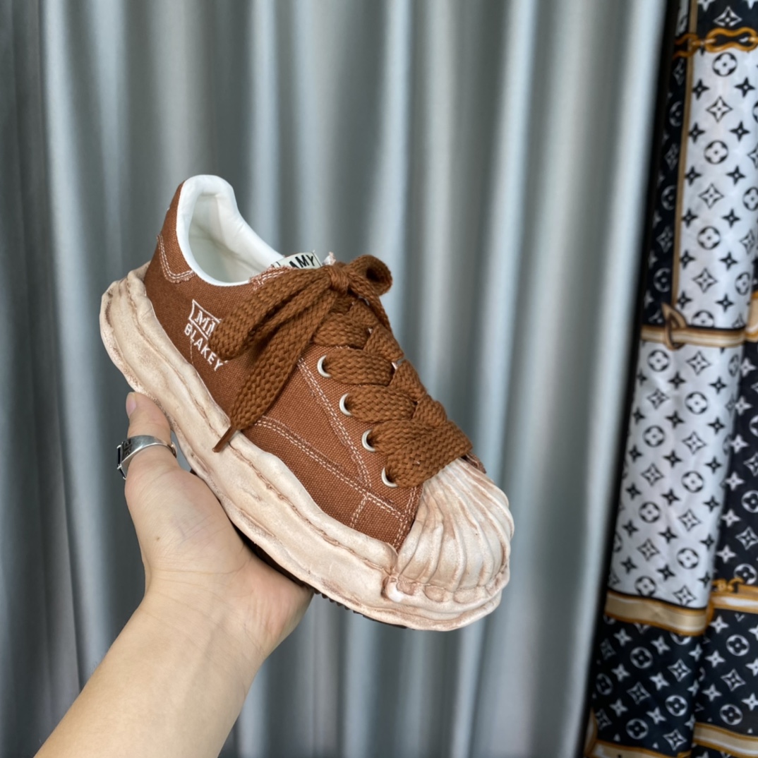 💰350 【MMY】三原康裕，贝壳头春季新款，品牌订单，原单品质🌈
设计师大胆构思，结合时代潮流气息，完美出炉。超级舒适百搭，全新运动风格设计，堪称完美，众多明星网红为他代言☄️
材质：鞋面原版定太空莫尼卡帆布！
内里：原版羊皮里拼接科技布、
大底：原开模钢印EVA组合大底
•┈┈┈┈┈┈★┈┈┈┈┈┈┈•
码数：女35～39（34、40、定做不退换）
            男39～44（38、45、定做不退换）
         全套专柜原包装
