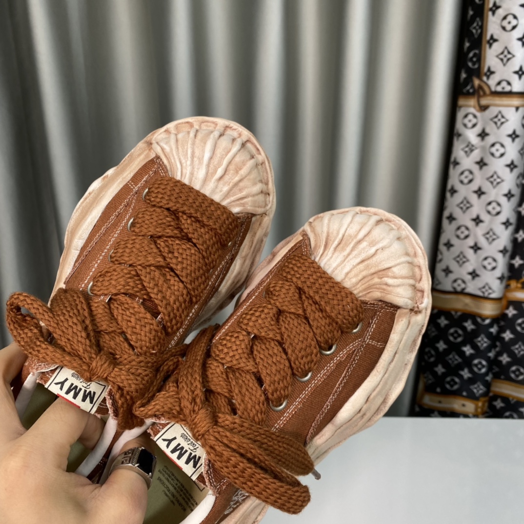 💰350 【MMY】三原康裕，贝壳头春季新款，品牌订单，原单品质🌈
设计师大胆构思，结合时代潮流气息，完美出炉。超级舒适百搭，全新运动风格设计，堪称完美，众多明星网红为他代言☄️
材质：鞋面原版定太空莫尼卡帆布！
内里：原版羊皮里拼接科技布、
大底：原开模钢印EVA组合大底
•┈┈┈┈┈┈★┈┈┈┈┈┈┈•
码数：女35～39（34、40、定做不退换）
            男39～44（38、45、定做不退换）
         全套专柜原包装