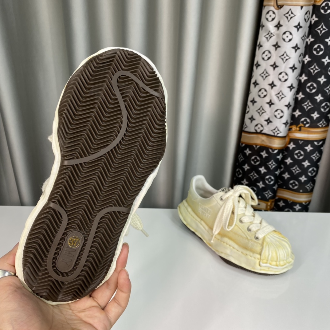 💰350 【MMY】三原康裕，贝壳头春季新款，品牌订单，原单品质🌈
设计师大胆构思，结合时代潮流气息，完美出炉。超级舒适百搭，全新运动风格设计，堪称完美，众多明星网红为他代言☄️
材质：鞋面原版定太空莫尼卡帆布！
内里：原版羊皮里拼接科技布、
大底：原开模钢印EVA组合大底
•┈┈┈┈┈┈★┈┈┈┈┈┈┈•
码数：女35～39（34、40、定做不退换）
            男39～44（38、45、定做不退换）
         全套专柜原包装