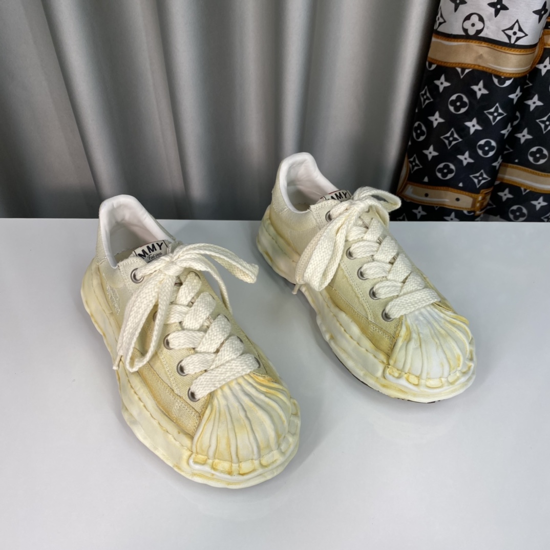 💰350 【MMY】三原康裕，贝壳头春季新款，品牌订单，原单品质🌈
设计师大胆构思，结合时代潮流气息，完美出炉。超级舒适百搭，全新运动风格设计，堪称完美，众多明星网红为他代言☄️
材质：鞋面原版定太空莫尼卡帆布！
内里：原版羊皮里拼接科技布、
大底：原开模钢印EVA组合大底
•┈┈┈┈┈┈★┈┈┈┈┈┈┈•
码数：女35～39（34、40、定做不退换）
            男39～44（38、45、定做不退换）
         全套专柜原包装