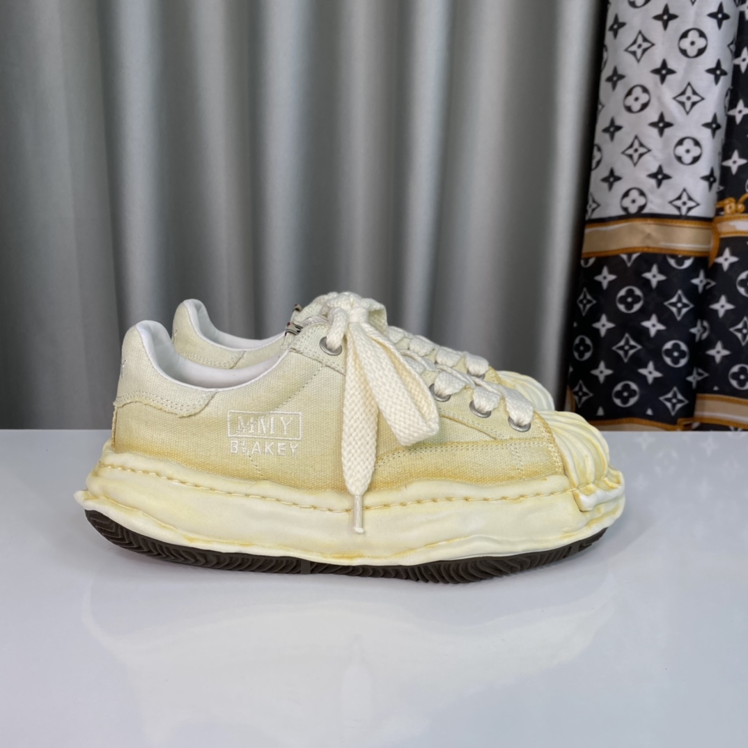 💰350 【MMY】三原康裕，贝壳头春季新款，品牌订单，原单品质🌈
设计师大胆构思，结合时代潮流气息，完美出炉。超级舒适百搭，全新运动风格设计，堪称完美，众多明星网红为他代言☄️
材质：鞋面原版定太空莫尼卡帆布！
内里：原版羊皮里拼接科技布、
大底：原开模钢印EVA组合大底
•┈┈┈┈┈┈★┈┈┈┈┈┈┈•
码数：女35～39（34、40、定做不退换）
            男39～44（38、45、定做不退换）
         全套专柜原包装