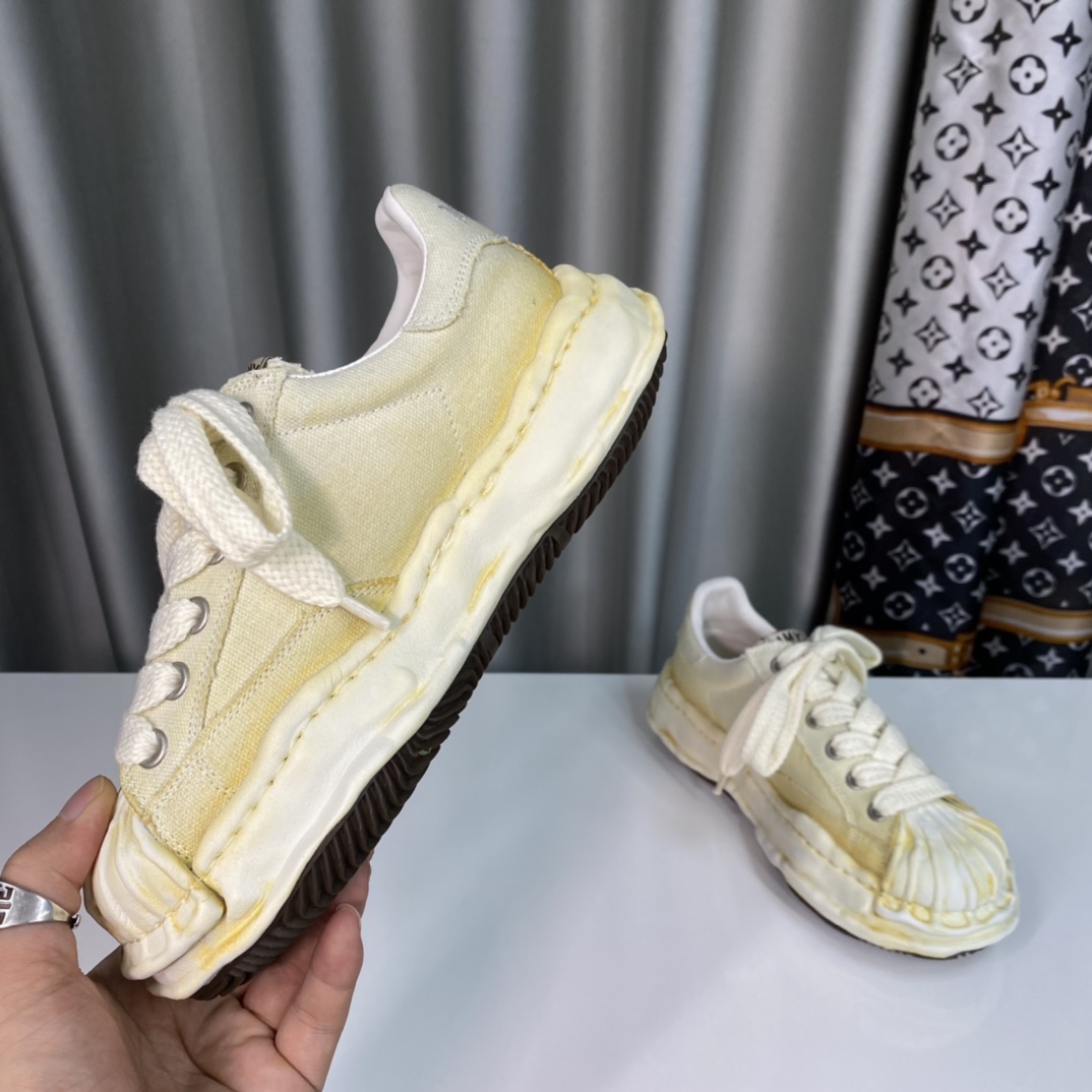 💰350 【MMY】三原康裕，贝壳头春季新款，品牌订单，原单品质🌈
设计师大胆构思，结合时代潮流气息，完美出炉。超级舒适百搭，全新运动风格设计，堪称完美，众多明星网红为他代言☄️
材质：鞋面原版定太空莫尼卡帆布！
内里：原版羊皮里拼接科技布、
大底：原开模钢印EVA组合大底
•┈┈┈┈┈┈★┈┈┈┈┈┈┈•
码数：女35～39（34、40、定做不退换）
            男39～44（38、45、定做不退换）
         全套专柜原包装