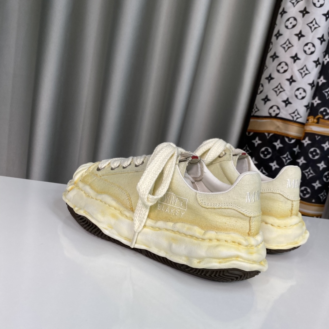 💰350 【MMY】三原康裕，贝壳头春季新款，品牌订单，原单品质🌈
设计师大胆构思，结合时代潮流气息，完美出炉。超级舒适百搭，全新运动风格设计，堪称完美，众多明星网红为他代言☄️
材质：鞋面原版定太空莫尼卡帆布！
内里：原版羊皮里拼接科技布、
大底：原开模钢印EVA组合大底
•┈┈┈┈┈┈★┈┈┈┈┈┈┈•
码数：女35～39（34、40、定做不退换）
            男39～44（38、45、定做不退换）
         全套专柜原包装