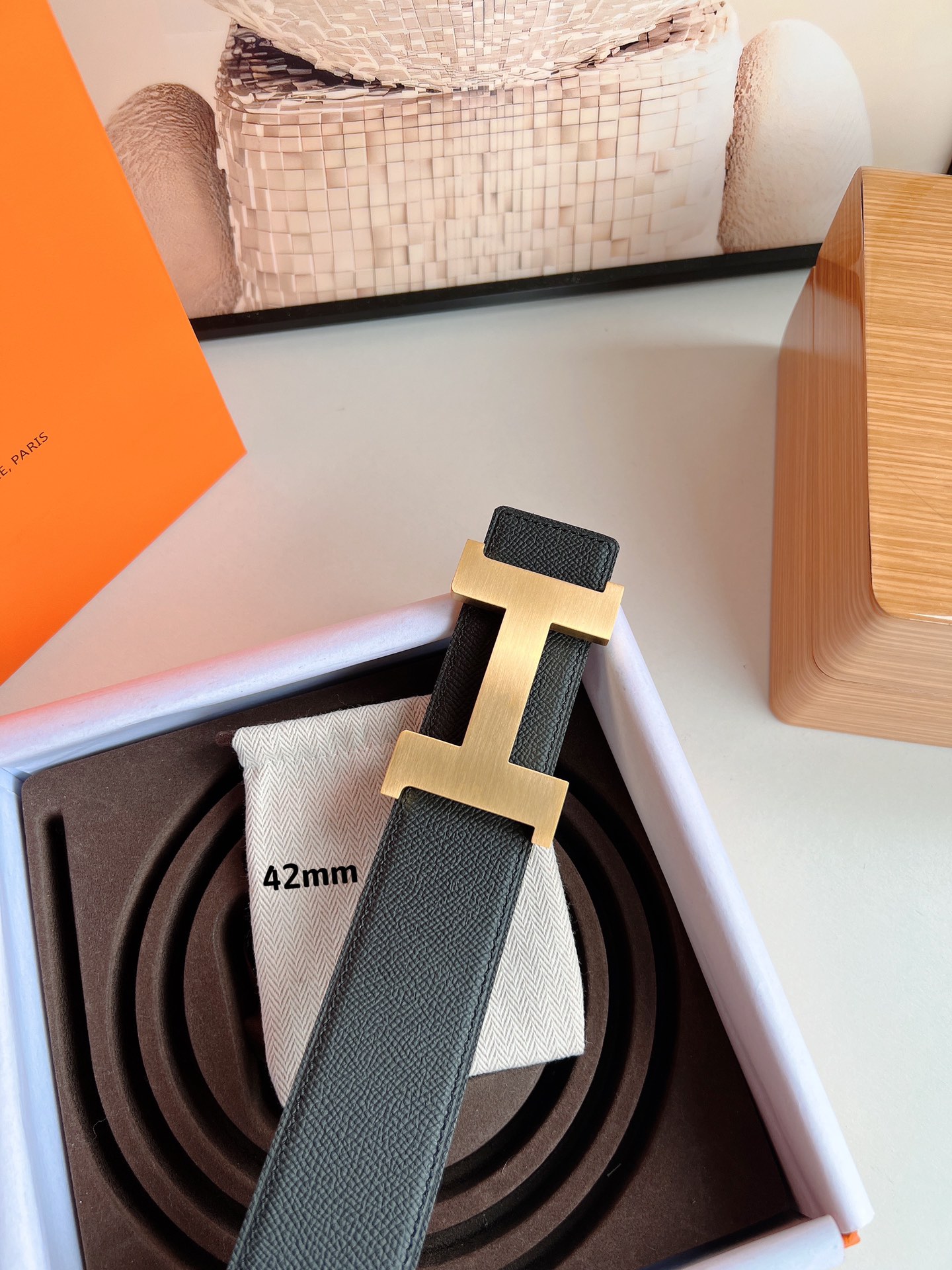 HERMES 爱马仕   精工打造的黑色牛皮42mm标志性元素的腰带