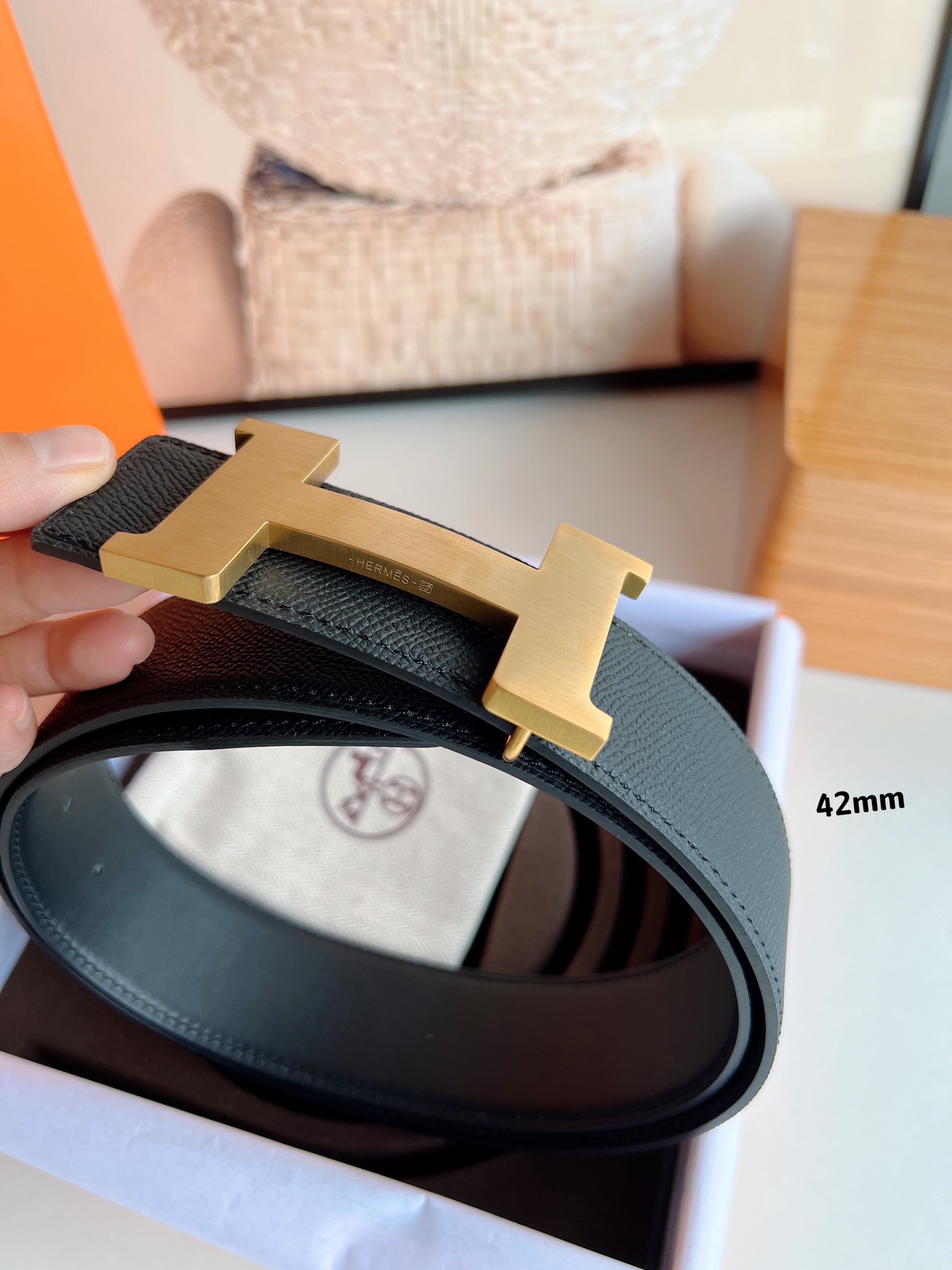 HERMES 爱马仕   精工打造的黑色牛皮42mm标志性元素的腰带