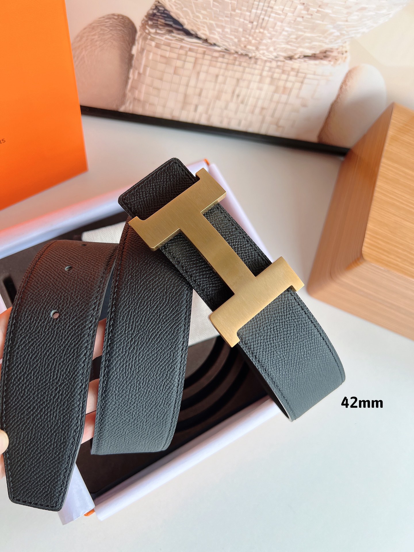 HERMES 爱马仕   精工打造的黑色牛皮42mm标志性元素的腰带