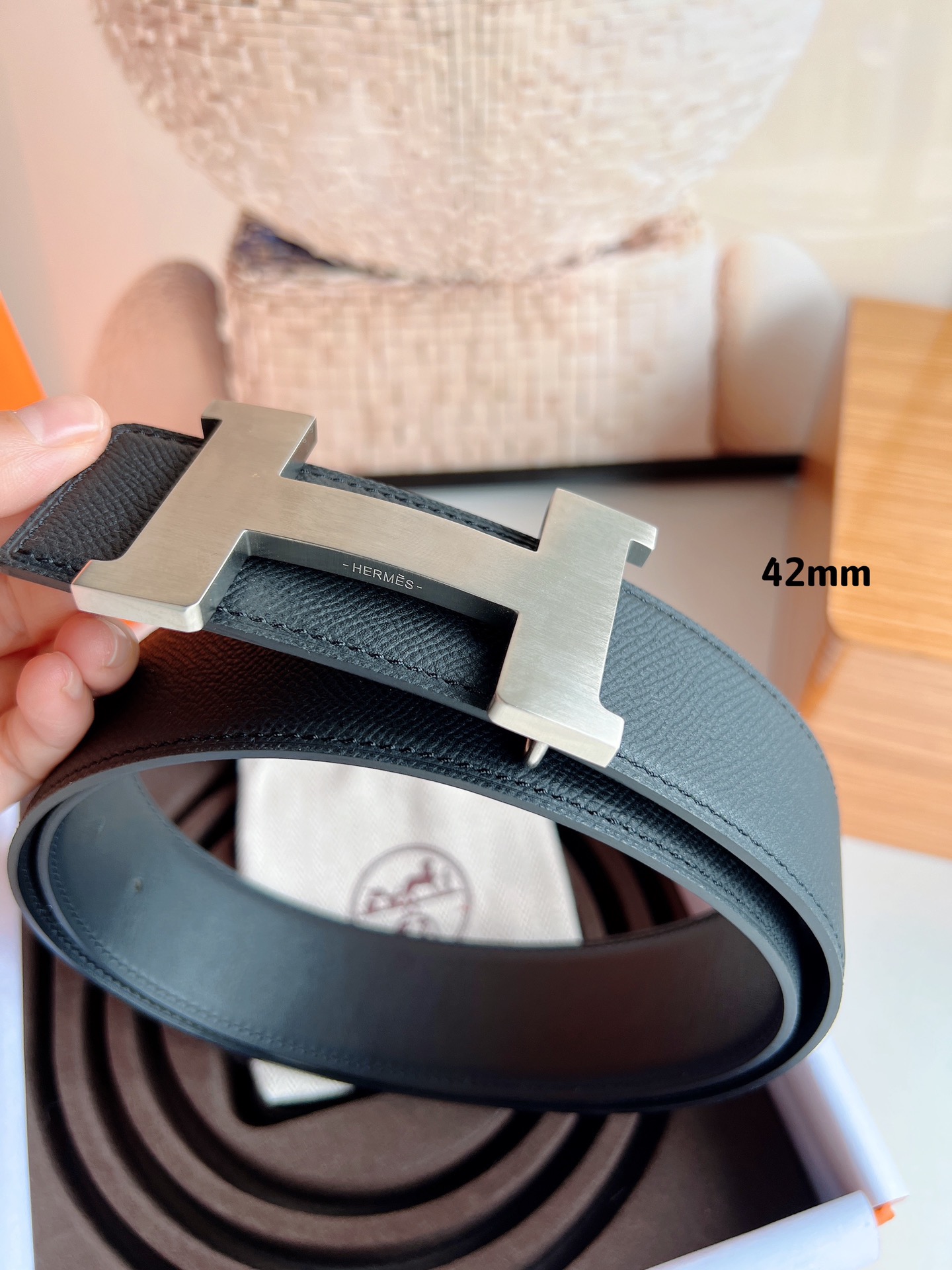 HERMES 爱马仕   精工打造的黑色牛皮42mm标志性元素的腰带