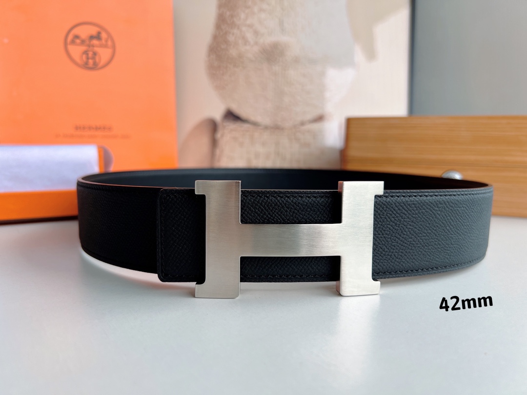HERMES 爱马仕   精工打造的黑色牛皮42mm标志性元素的腰带