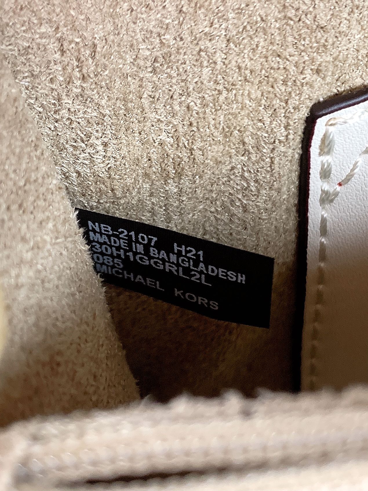 Michael Kors ～Greenwich双盖头酒神白色，采用十字纹牛皮纯色拼接，大方