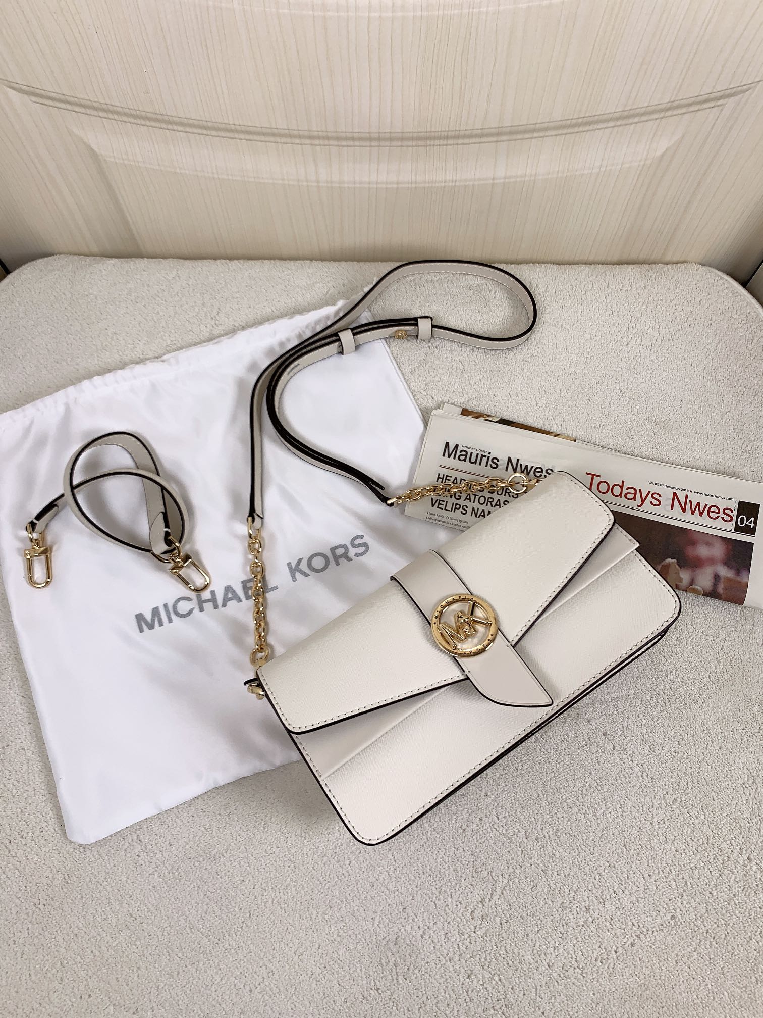 Michael Kors ～Greenwich双盖头酒神白色，采用十字纹牛皮纯色拼接，大方