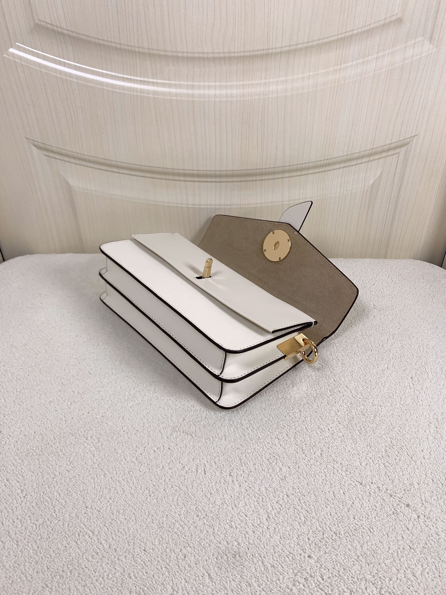 Michael Kors ～Greenwich双盖头酒神白色，采用十字纹牛皮纯色拼接，大方