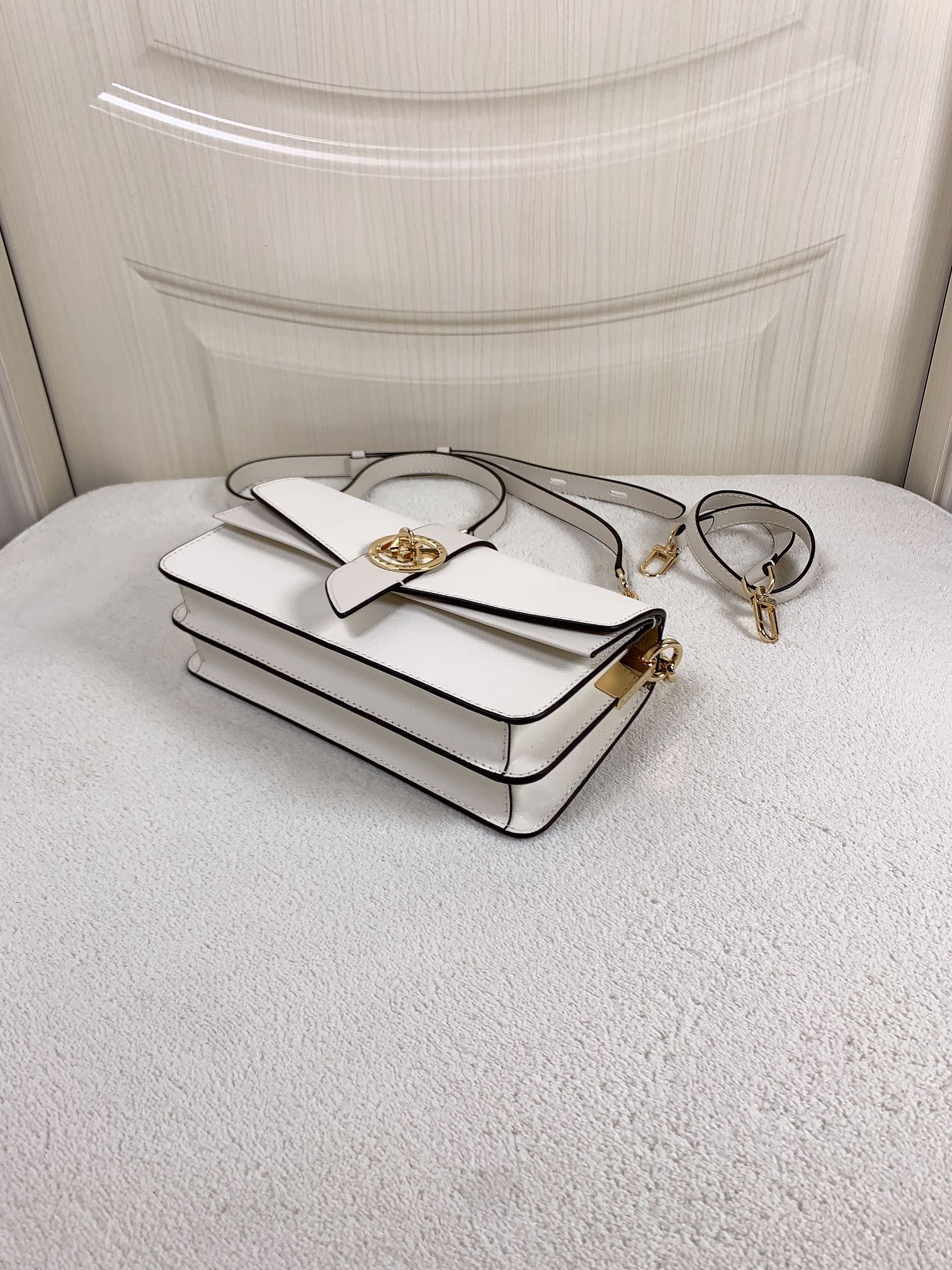 Michael Kors ～Greenwich双盖头酒神白色，采用十字纹牛皮纯色拼接，大方