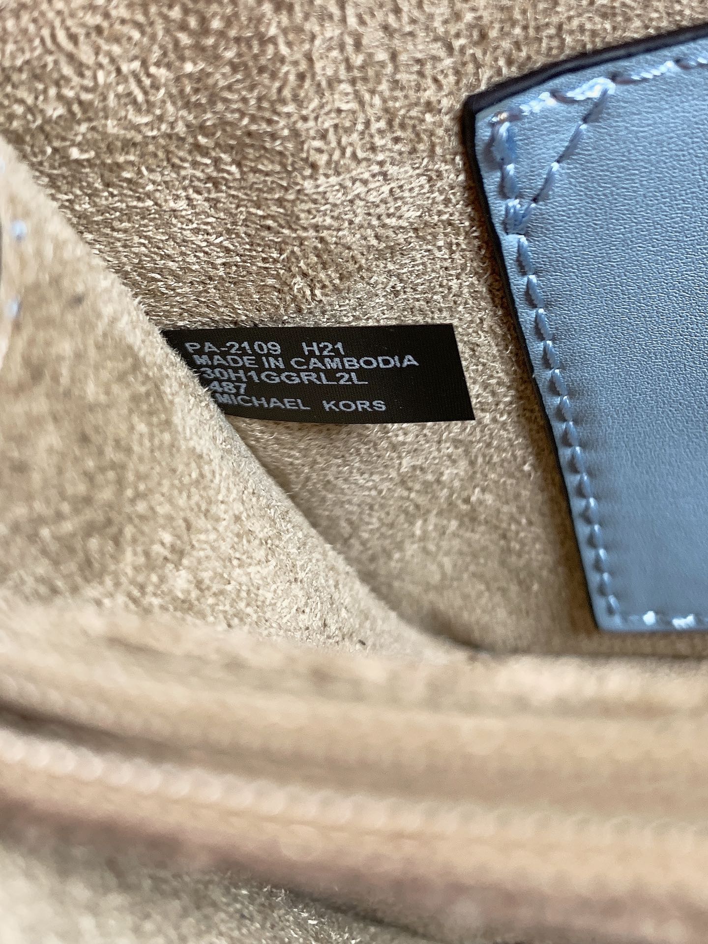 Michael Kors ～Greenwich双盖头酒神蓝色，采用十字纹牛皮纯色拼接，大方