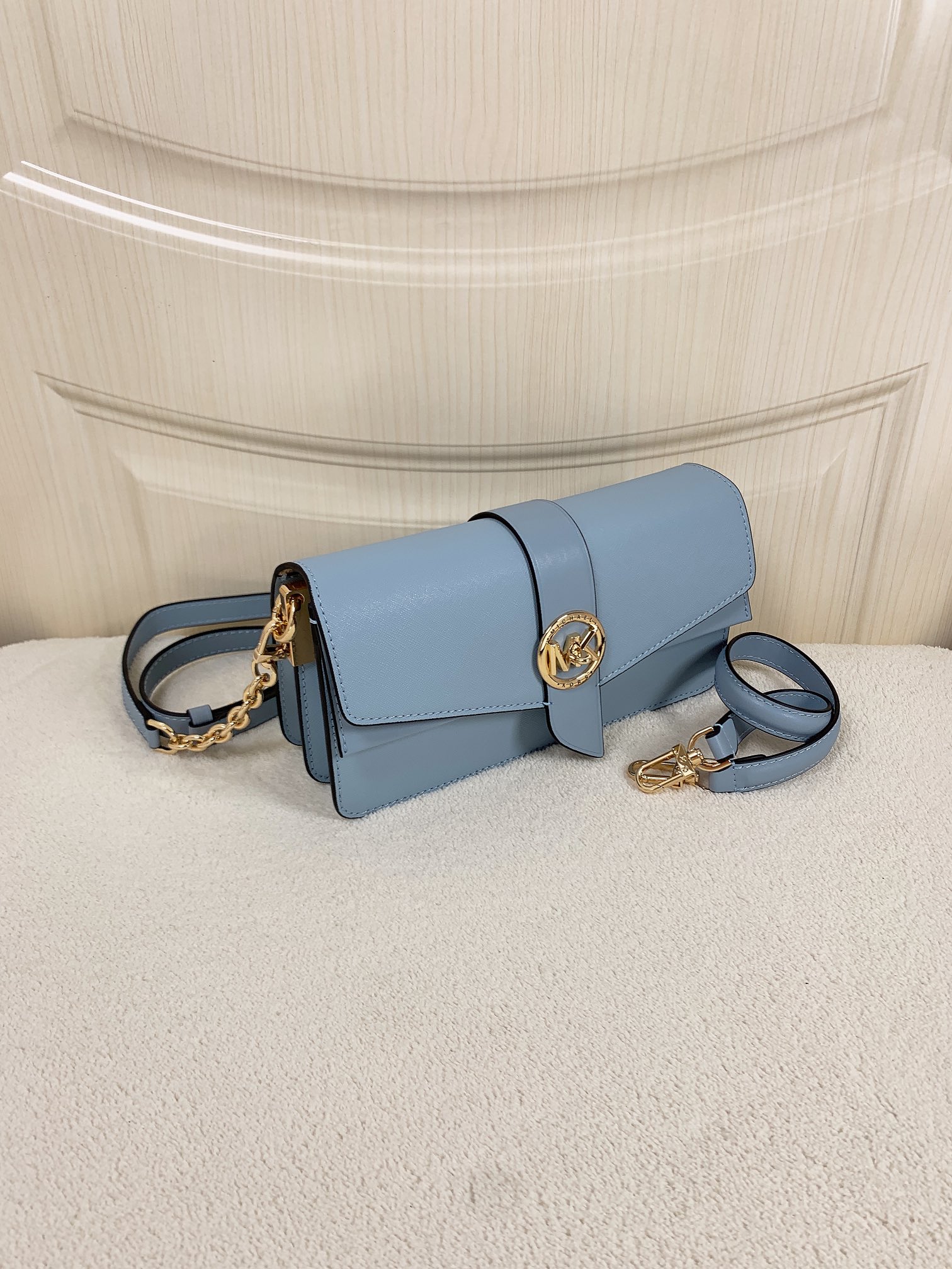Michael Kors ～Greenwich双盖头酒神蓝色，采用十字纹牛皮纯色拼接，大方