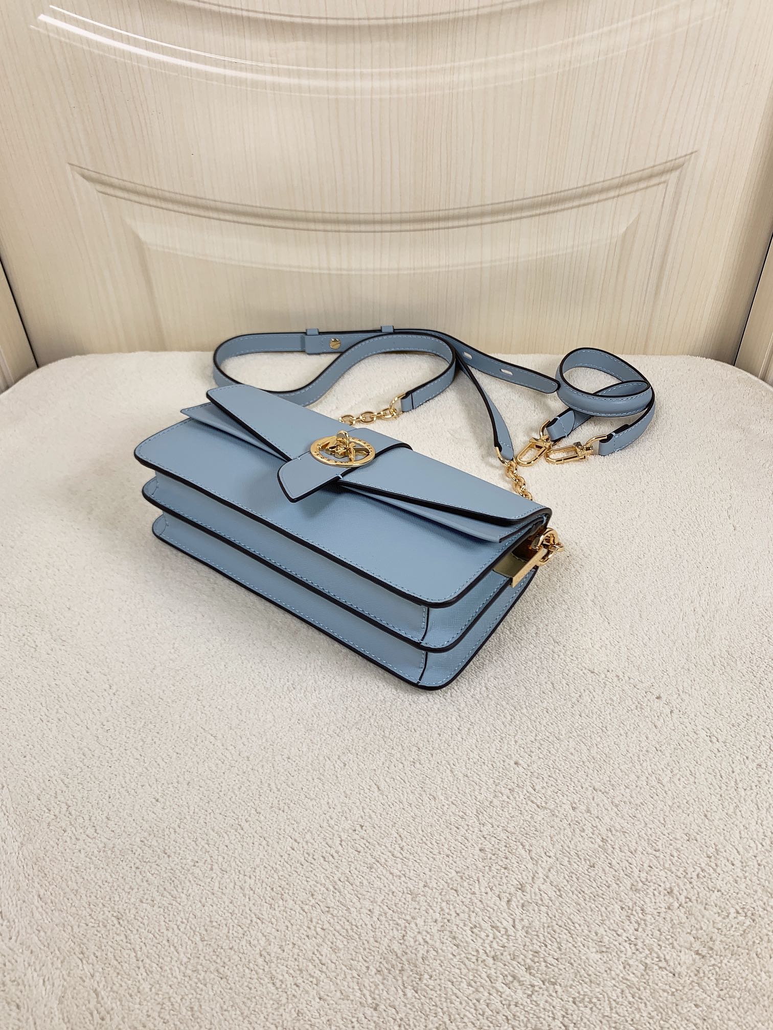 Michael Kors ～Greenwich双盖头酒神蓝色，采用十字纹牛皮纯色拼接，大方