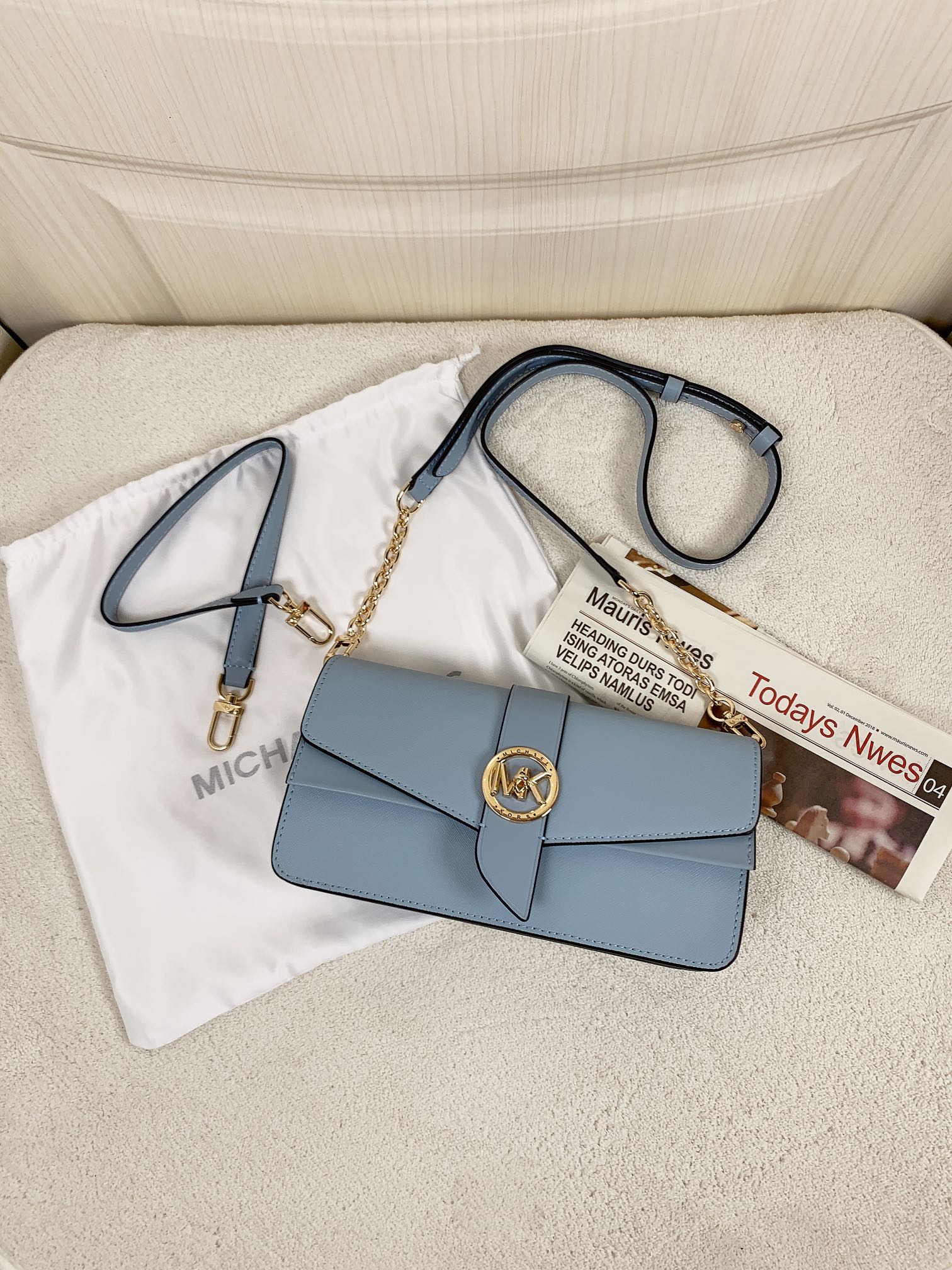 Michael Kors ～Greenwich双盖头酒神蓝色，采用十字纹牛皮纯色拼接，大方