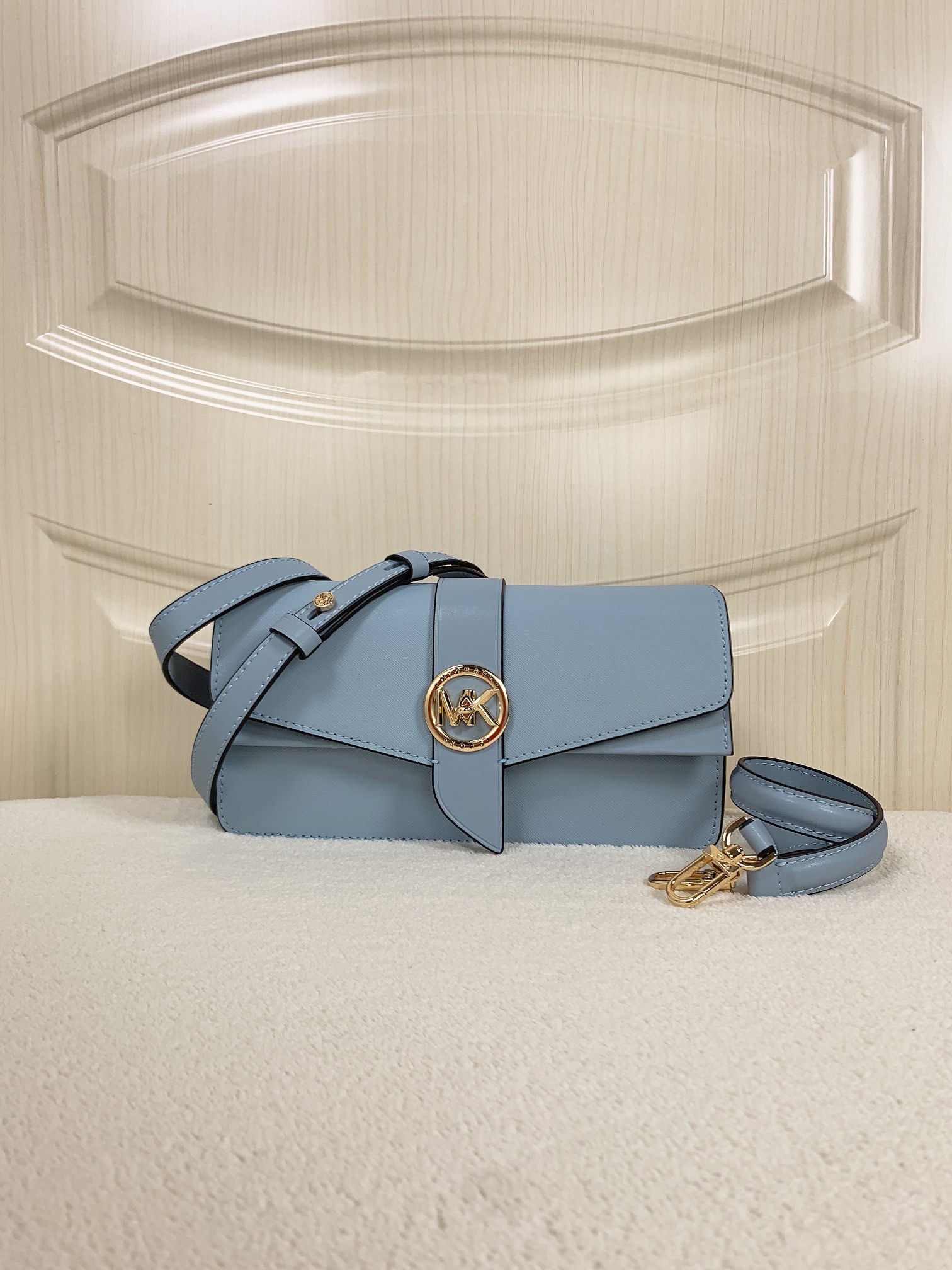 Michael Kors ～Greenwich双盖头酒神蓝色，采用十字纹牛皮纯色拼接，大方