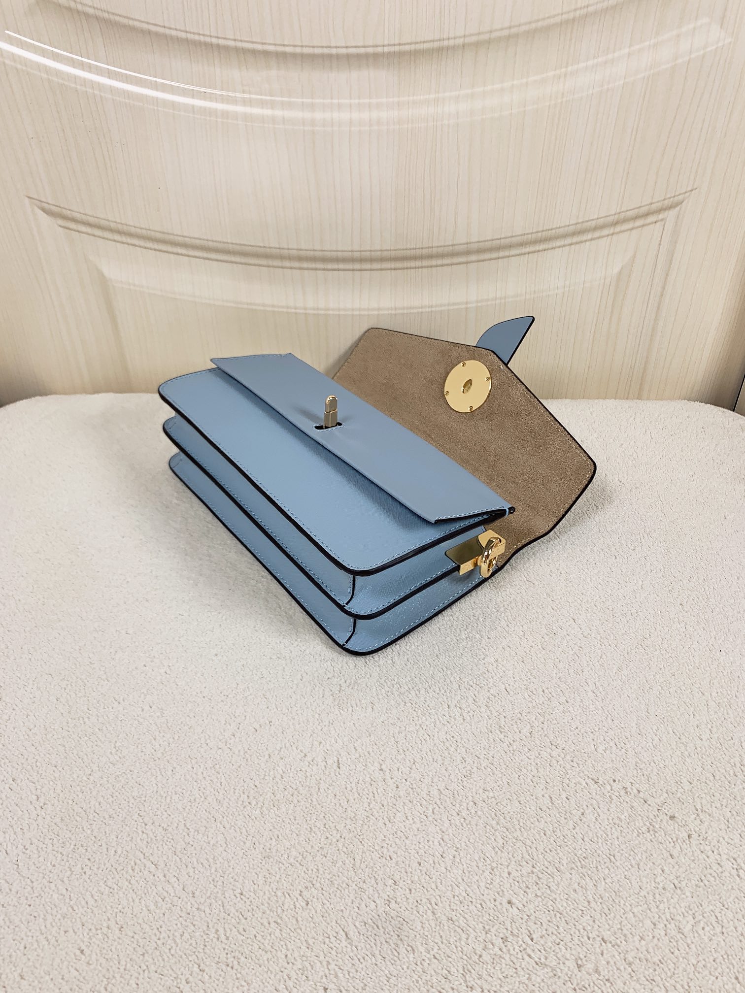 Michael Kors ～Greenwich双盖头酒神蓝色，采用十字纹牛皮纯色拼接，大方